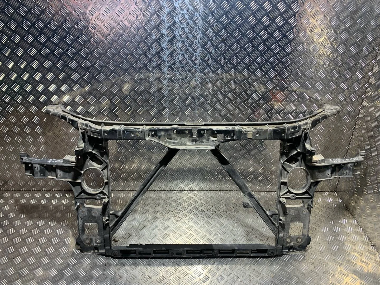 передняя панель (телевизор) Audi Q7 4L