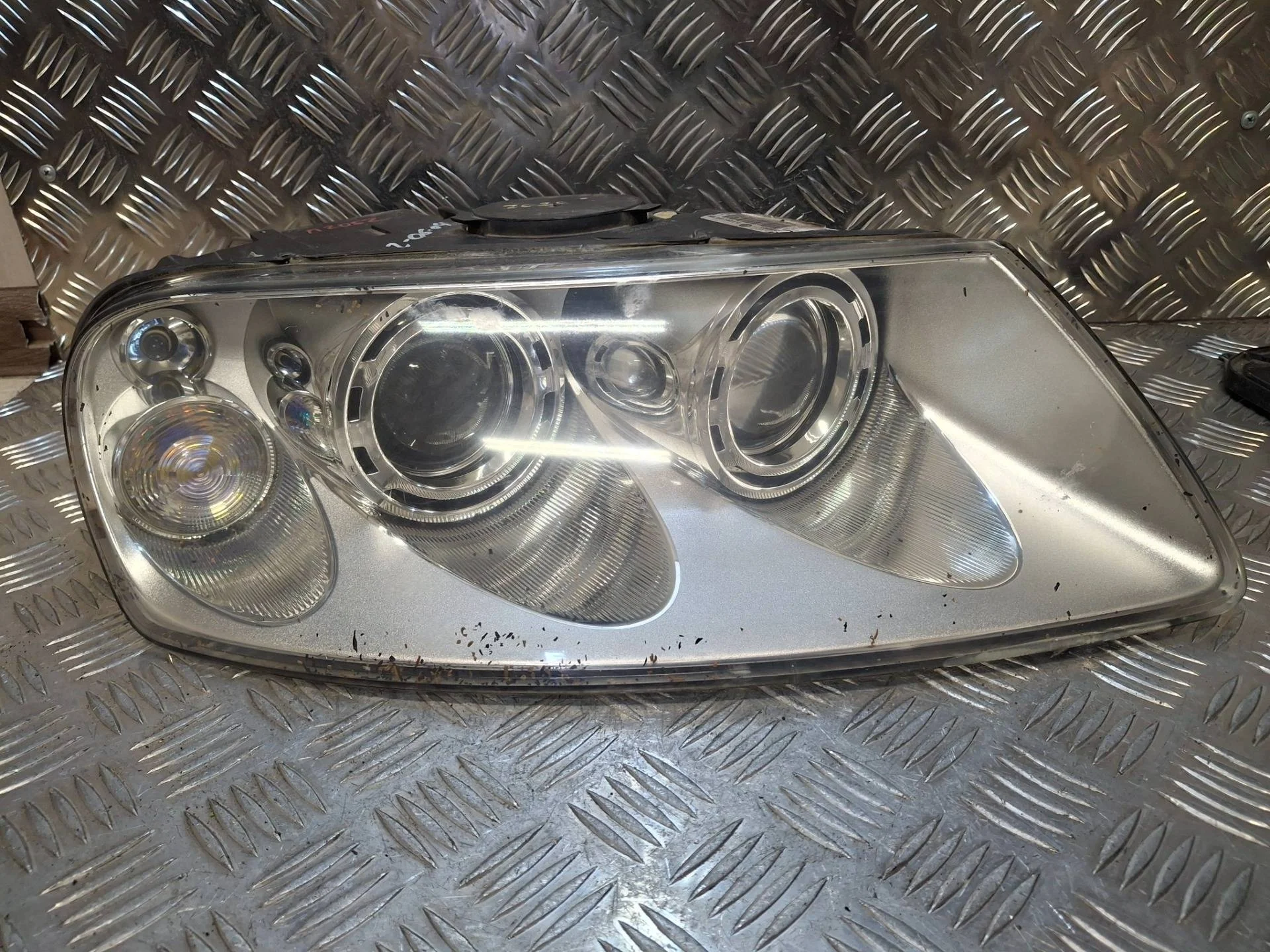 фара правая Volkswagen Touareg