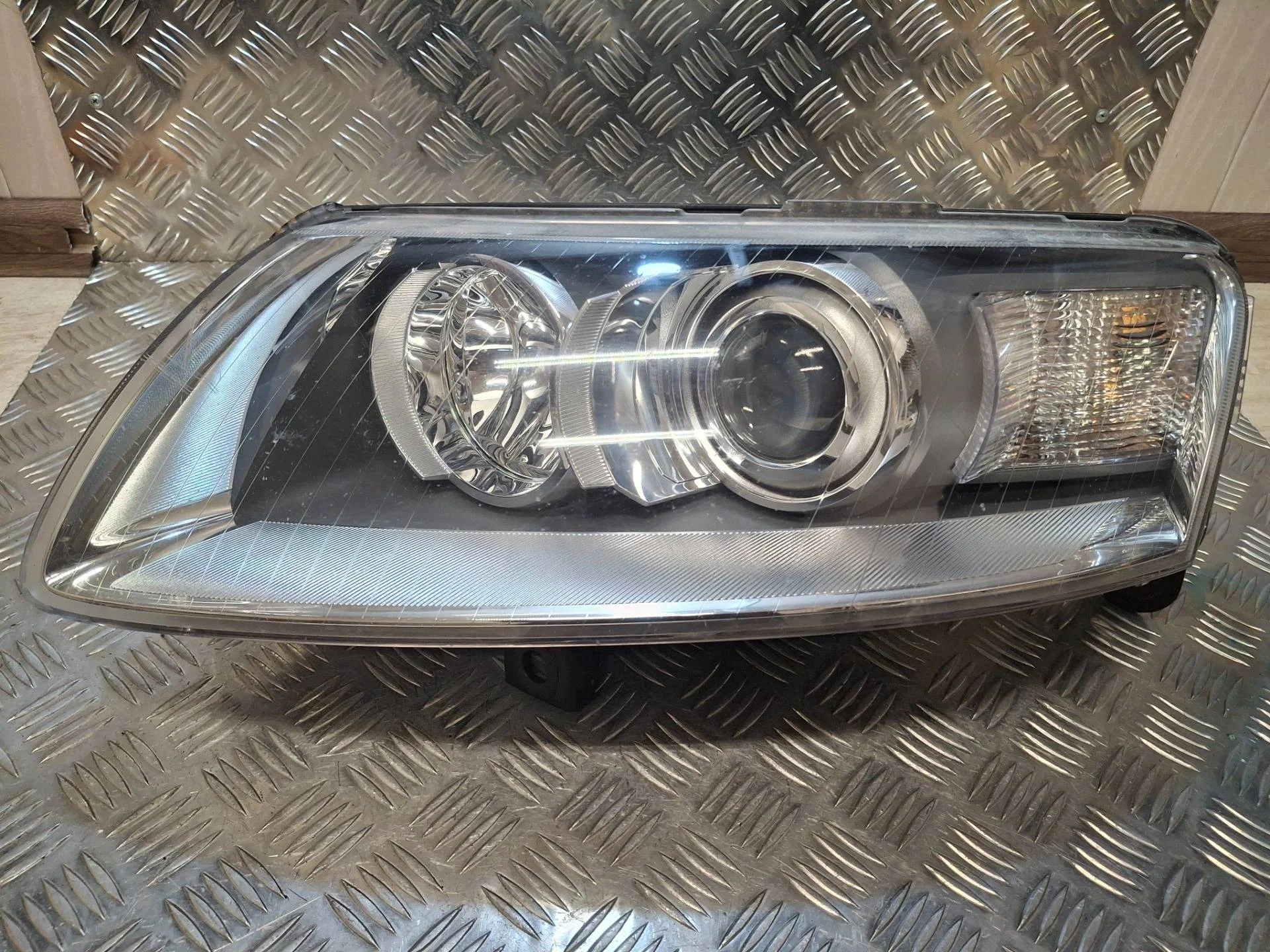 фара левая Audi A6 4F/C6