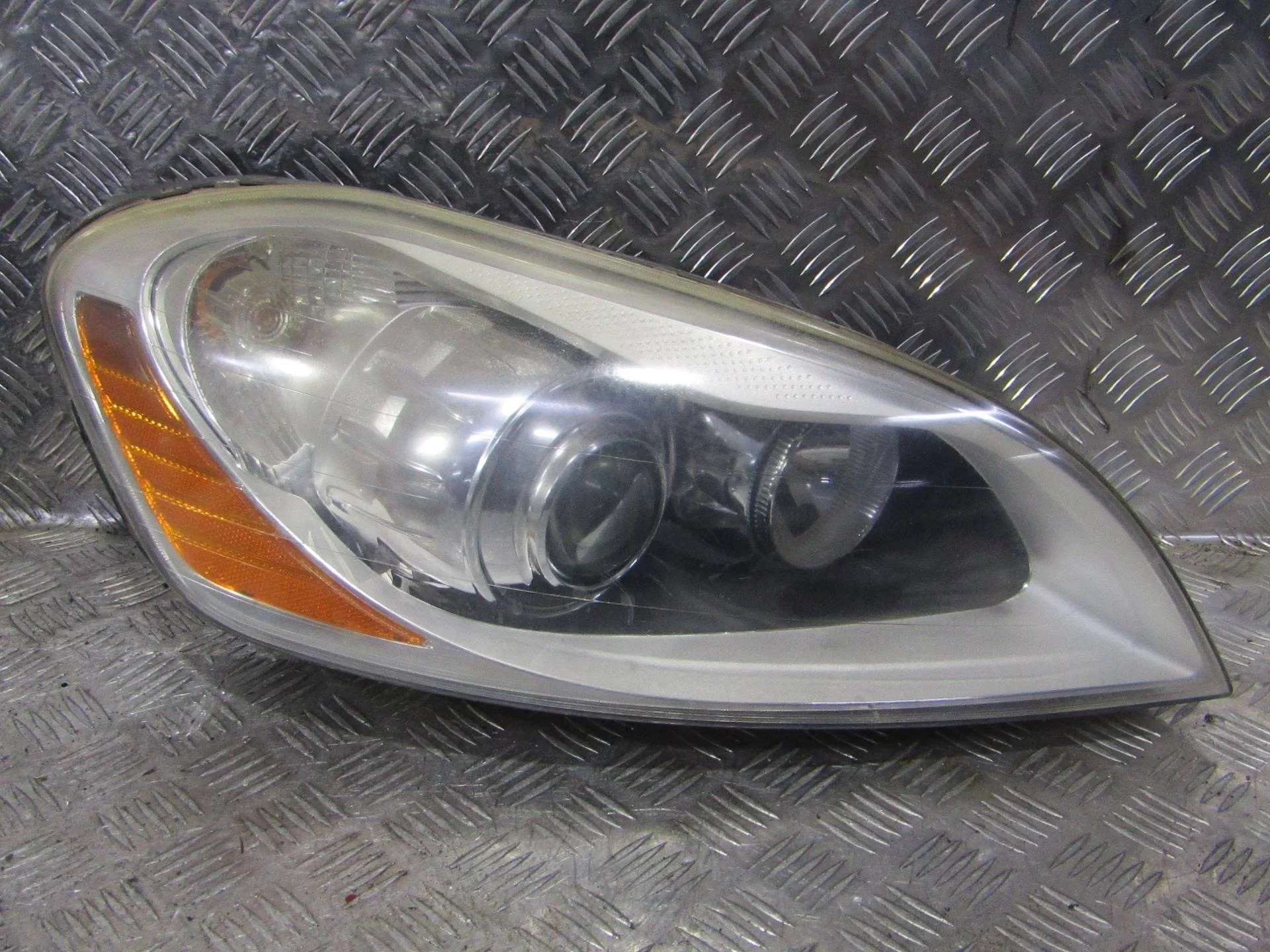 фара правая Volvo XC60