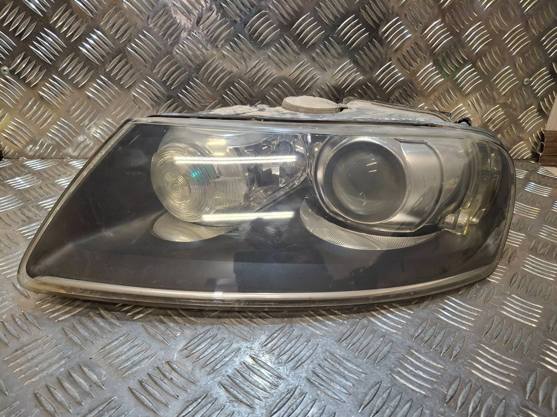 фара левая Volkswagen Touareg