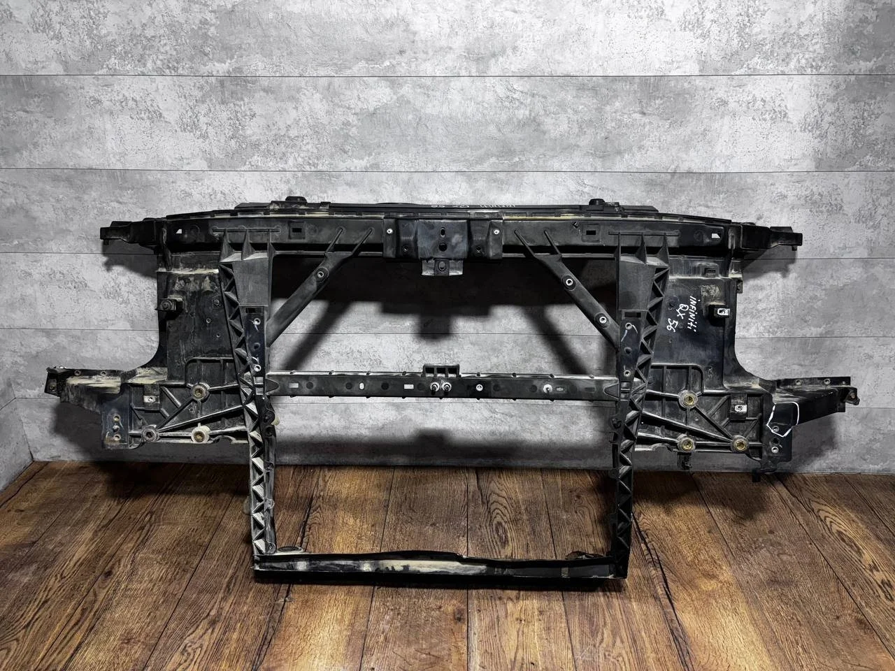 передняя панель (телевизор) Infiniti QX56