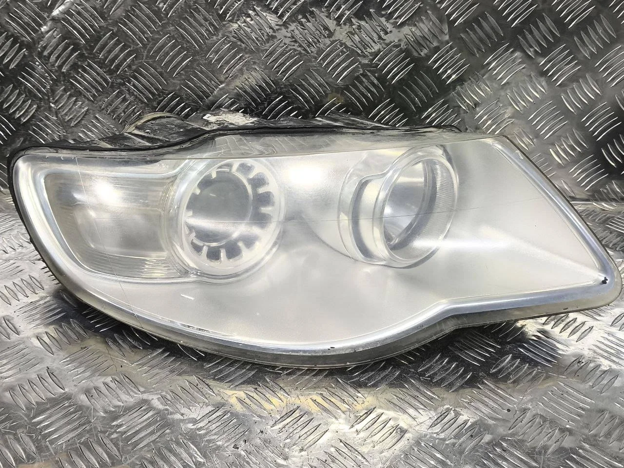 фара правая Volkswagen Touareg