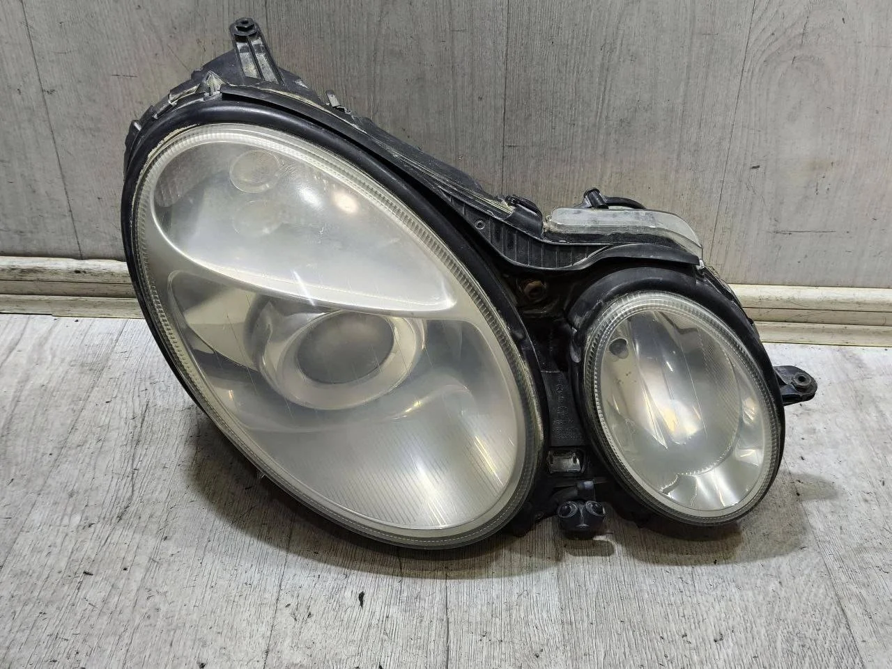 фара правая Mercedes-Benz E