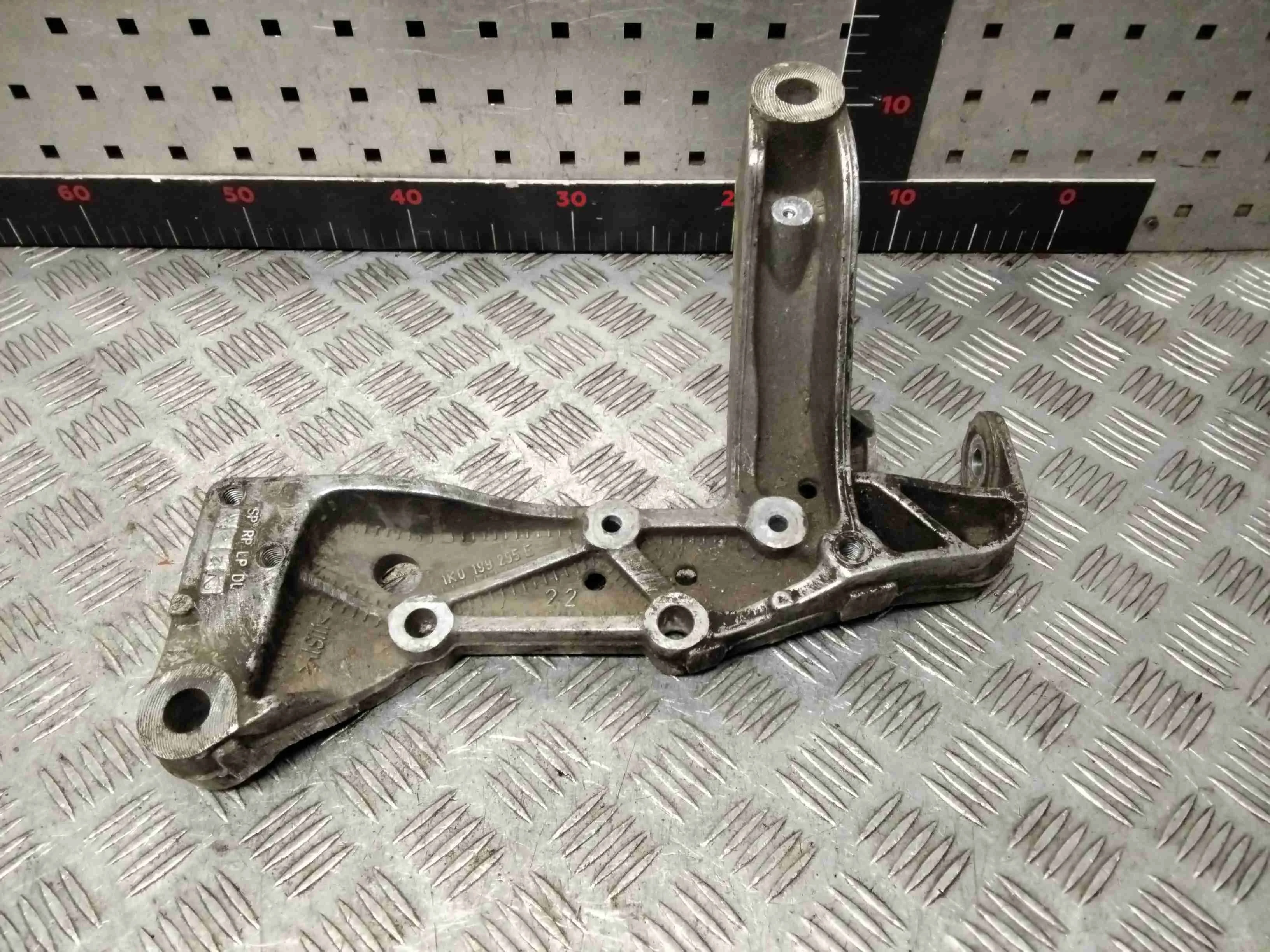 Кронштейн крепления рычага передней подвески Volkswagen Golf Golf V (1K) 2004-2009 2008 1,6 Бензин АКПП