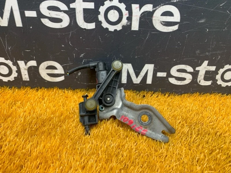 Датчик высоты дорожного просвета Volkswagen Touareg 2007 7L6616213 7L BHK, передний левый