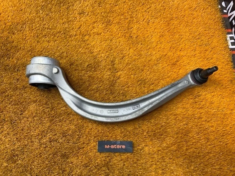 Рычаг подвески нижний Audi Q7 2015 4M0407696C 4M CYR, передний правый