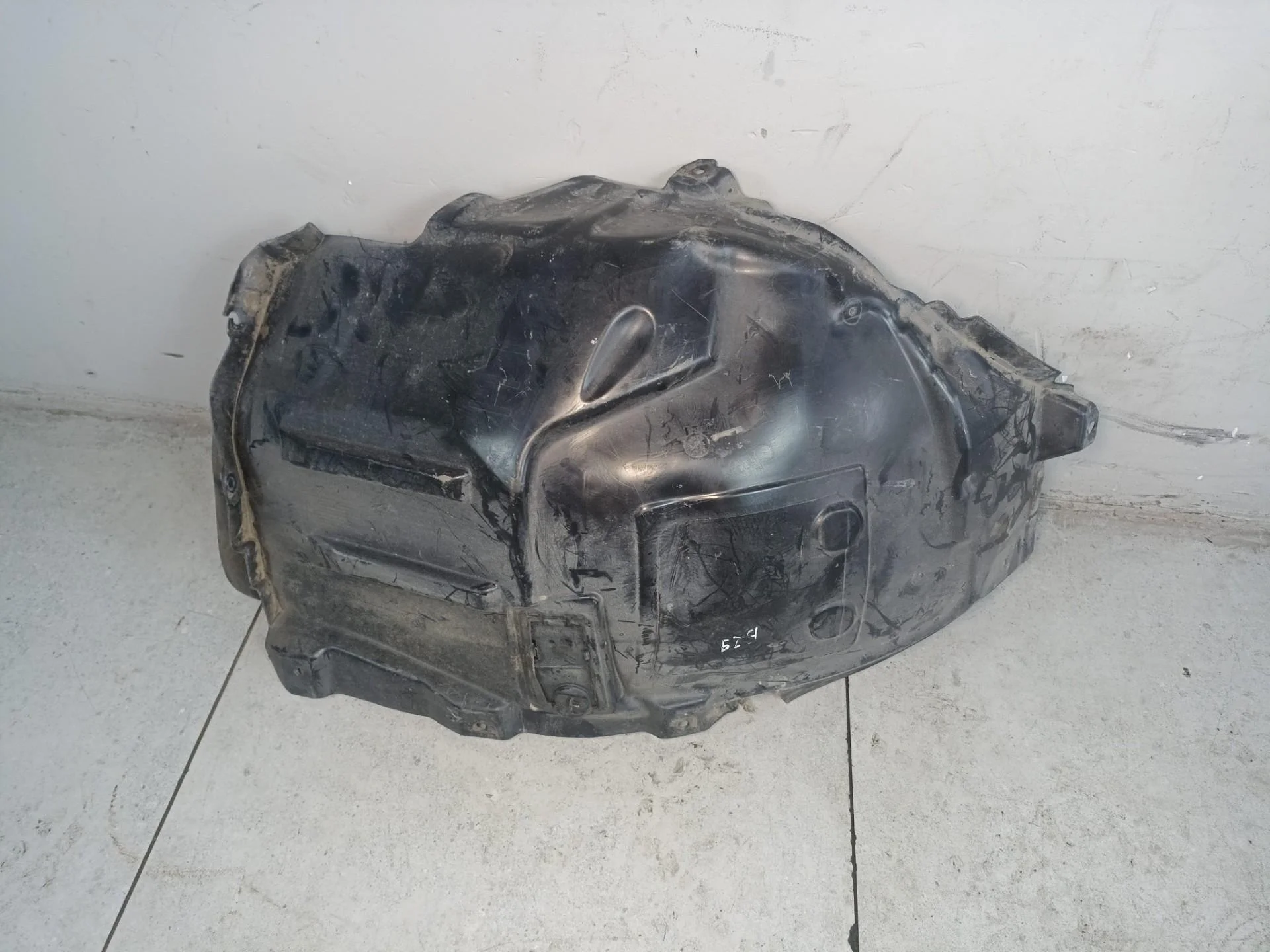 Передняя часть подкрылка переднего левого