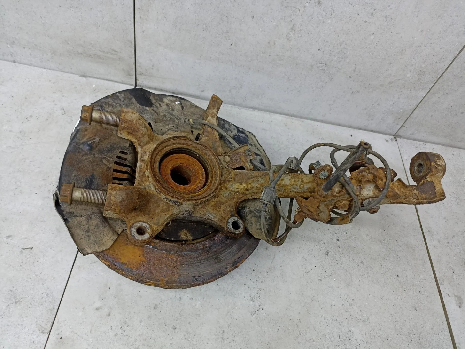 Кулак передний правый Toyota Hilux 7 рест.