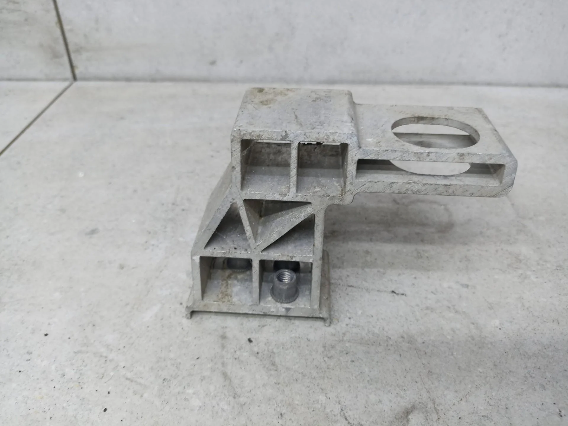 Кронштейн (крепление) радиатора Mercedes-Benz E