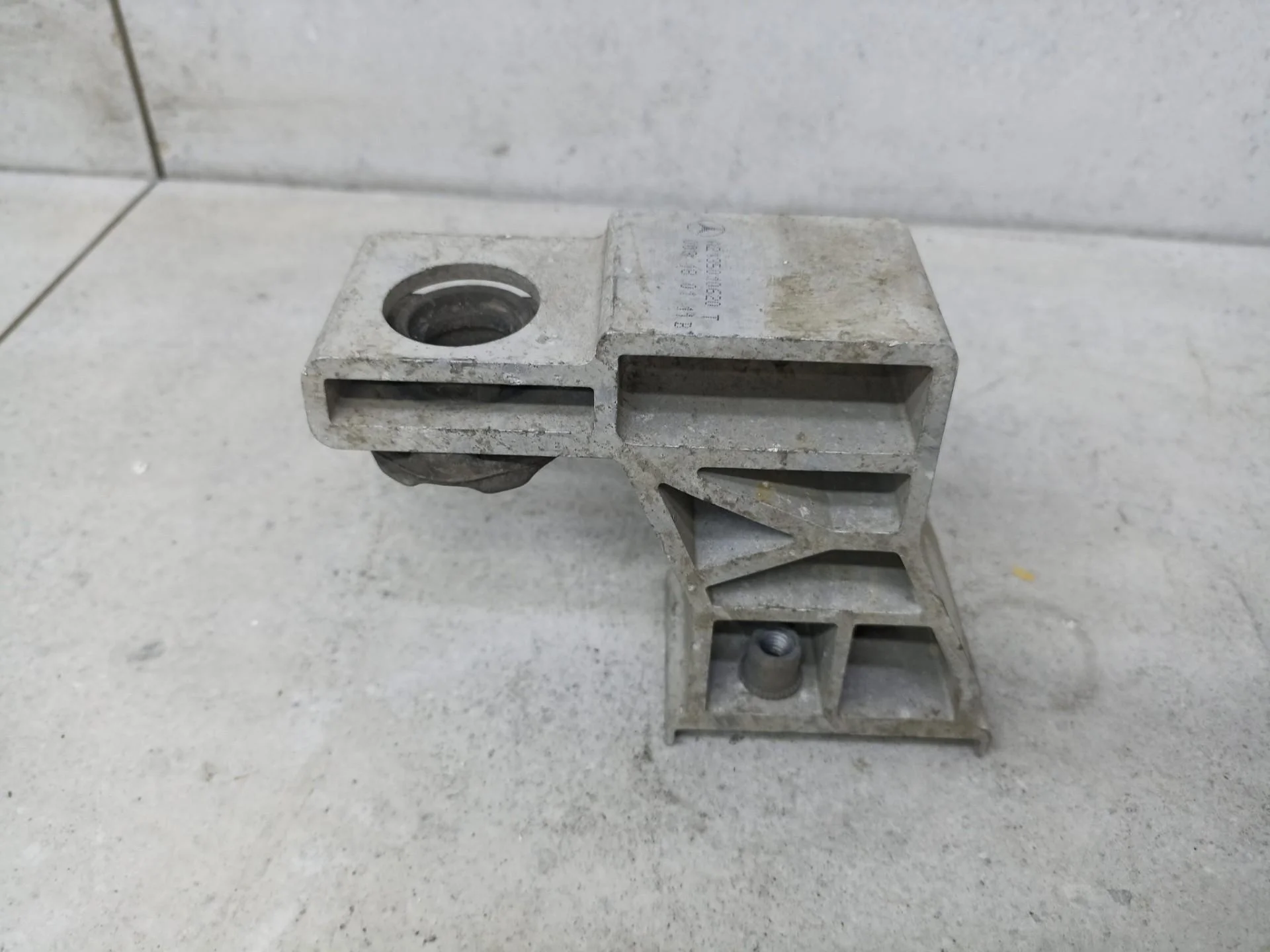 Кронштейн (крепление) радиатора Mercedes-Benz E