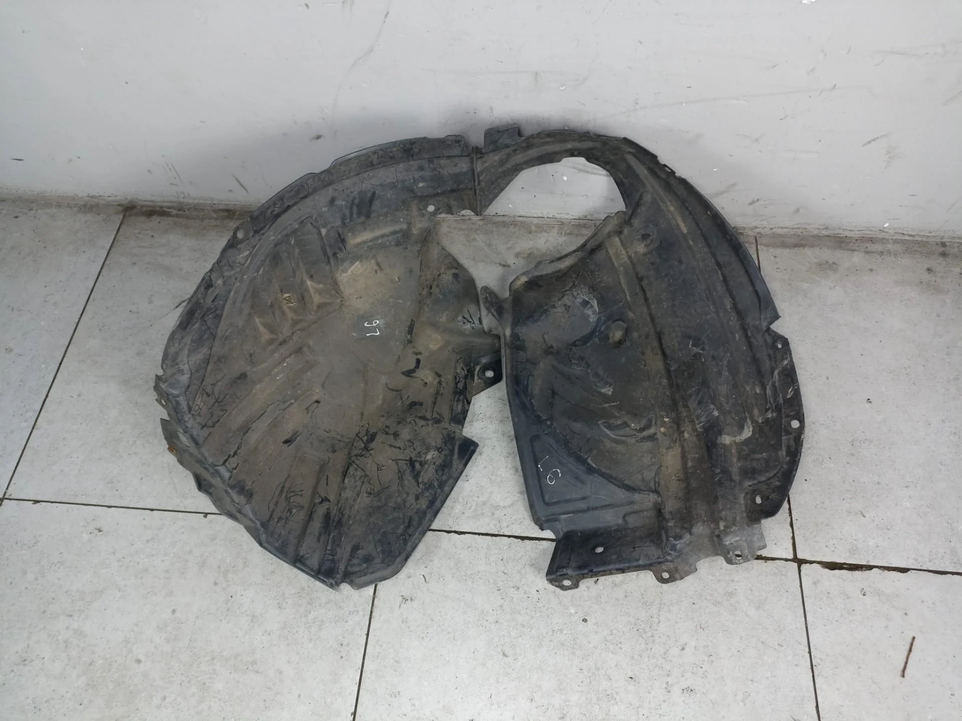 Подкрылок передний левый Nissan Juke F15