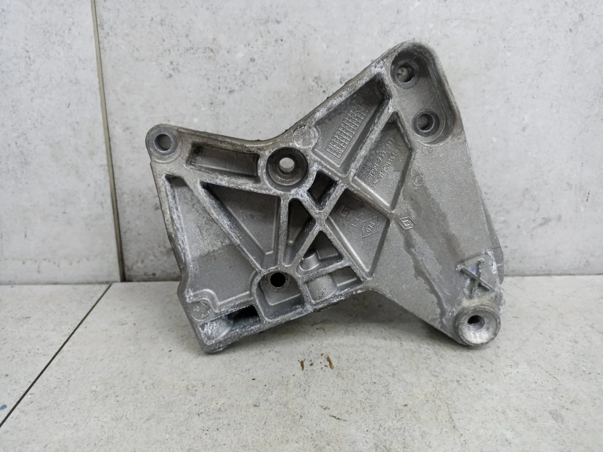 Кронштейн двигателя правый Renault Megane 3 2012