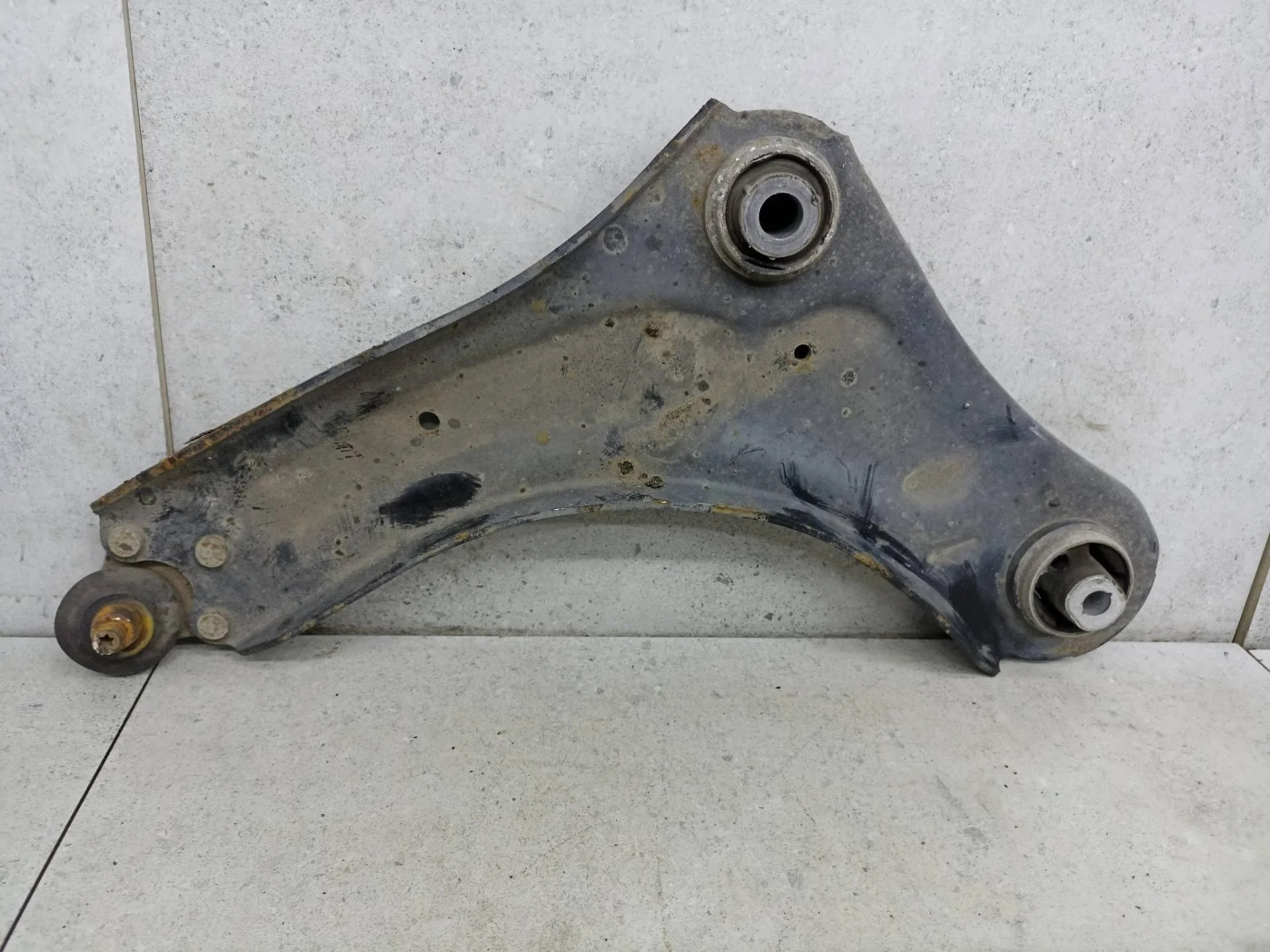 Рычаг передний левый нижний Renault Megane 3 2010