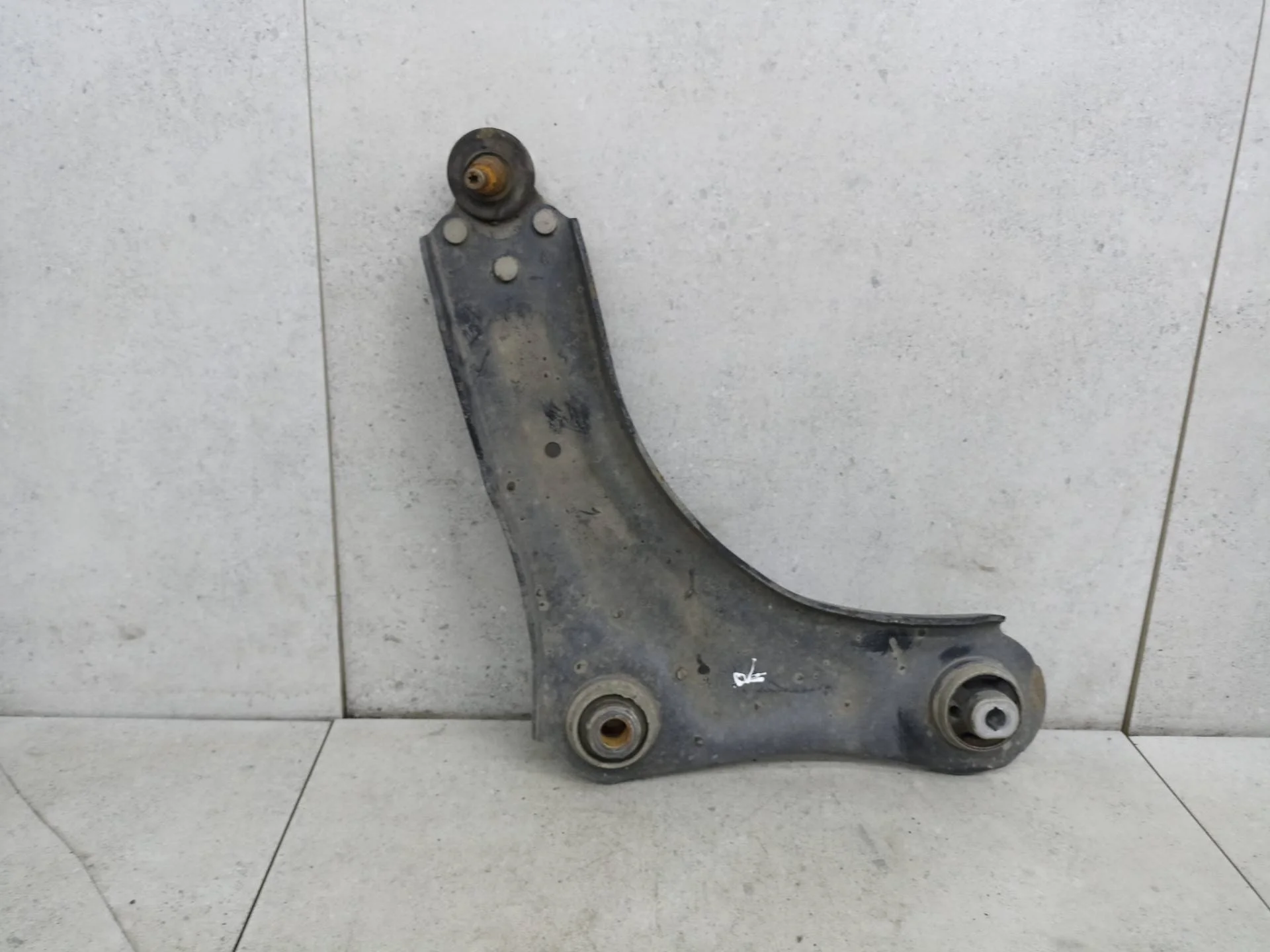 Рычаг передний правый нижний Renault Megane 3 2010