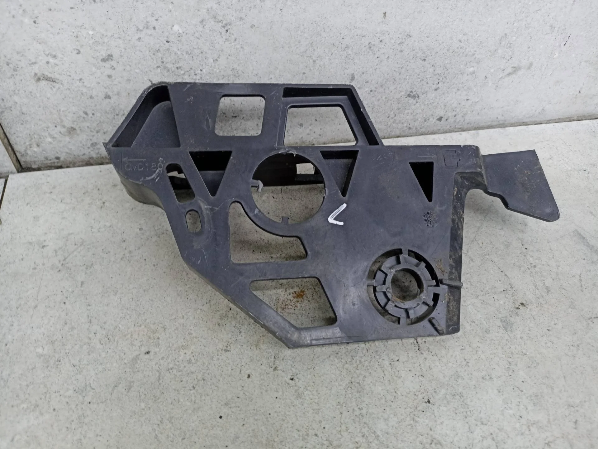 Крепление переднего бампера левое Peugeot 3008