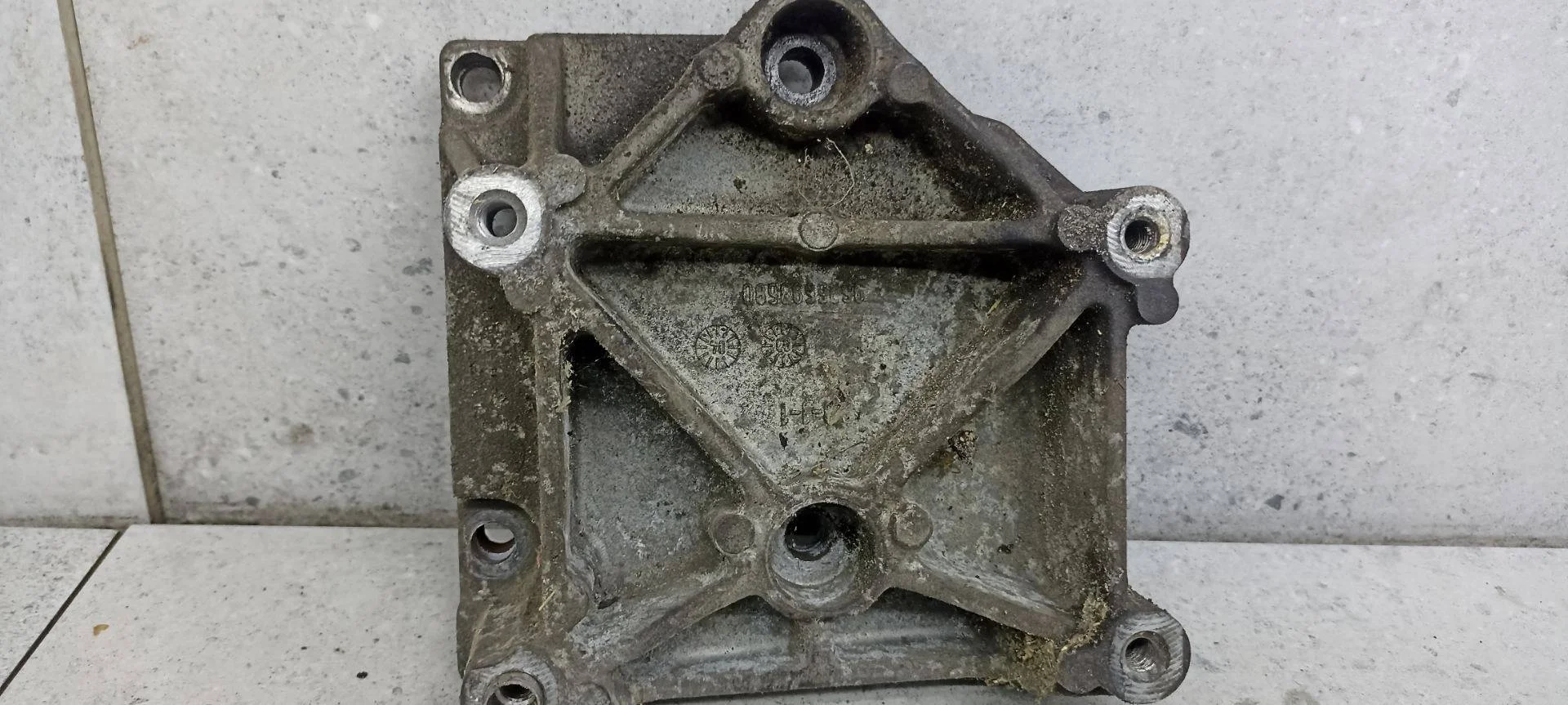 Кронштейн компрессора кондиционера Peugeot 307