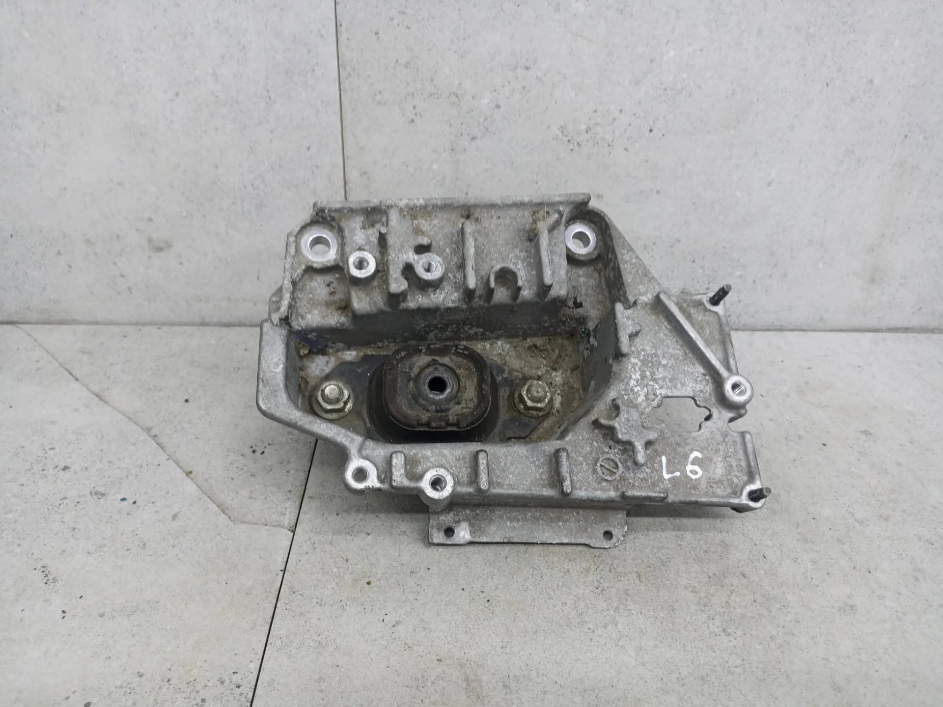 Кронштейн коробки (балка кпп) Nissan Juke F15 2012