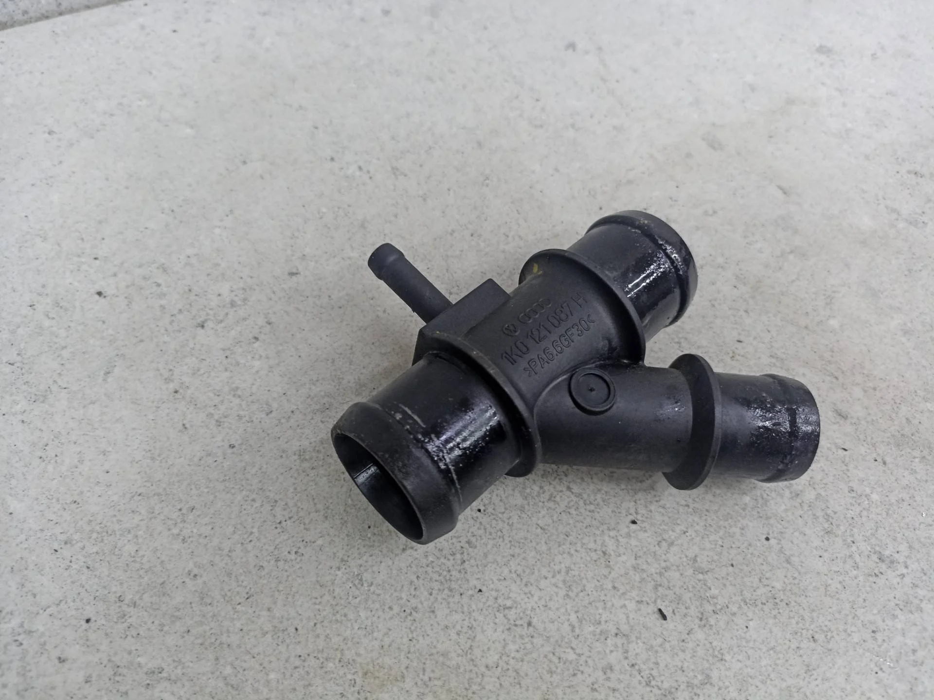 Фланец (тройник) системы охлаждения Volkswagen 6