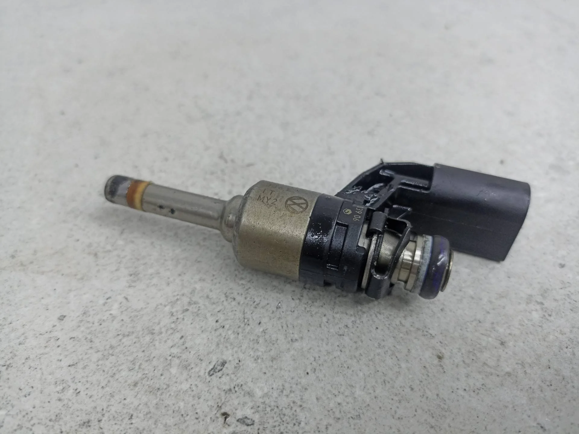 Форсунка топливная Volkswagen Golf 5 2009