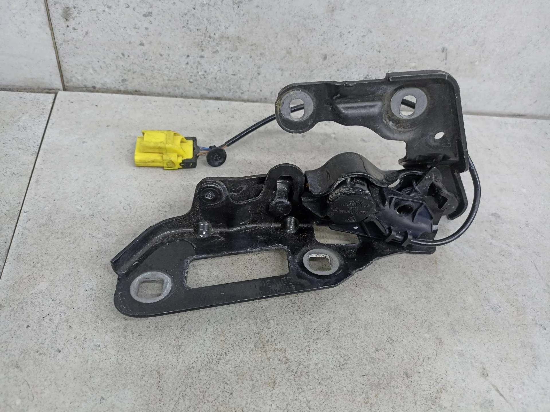 Петля капота Porsche Panamera 970 2010 97051115102