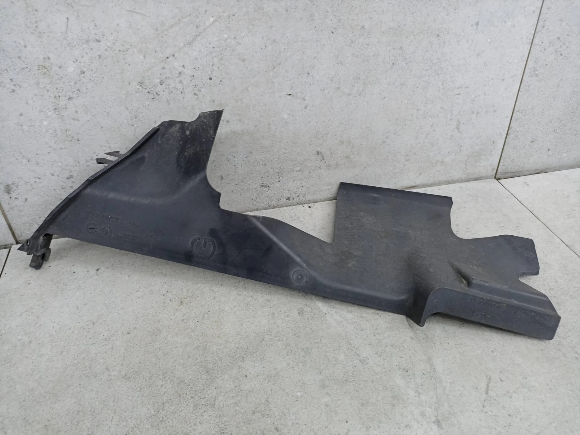 Воздуховод (дефлектор) радиатора левый Renault 3