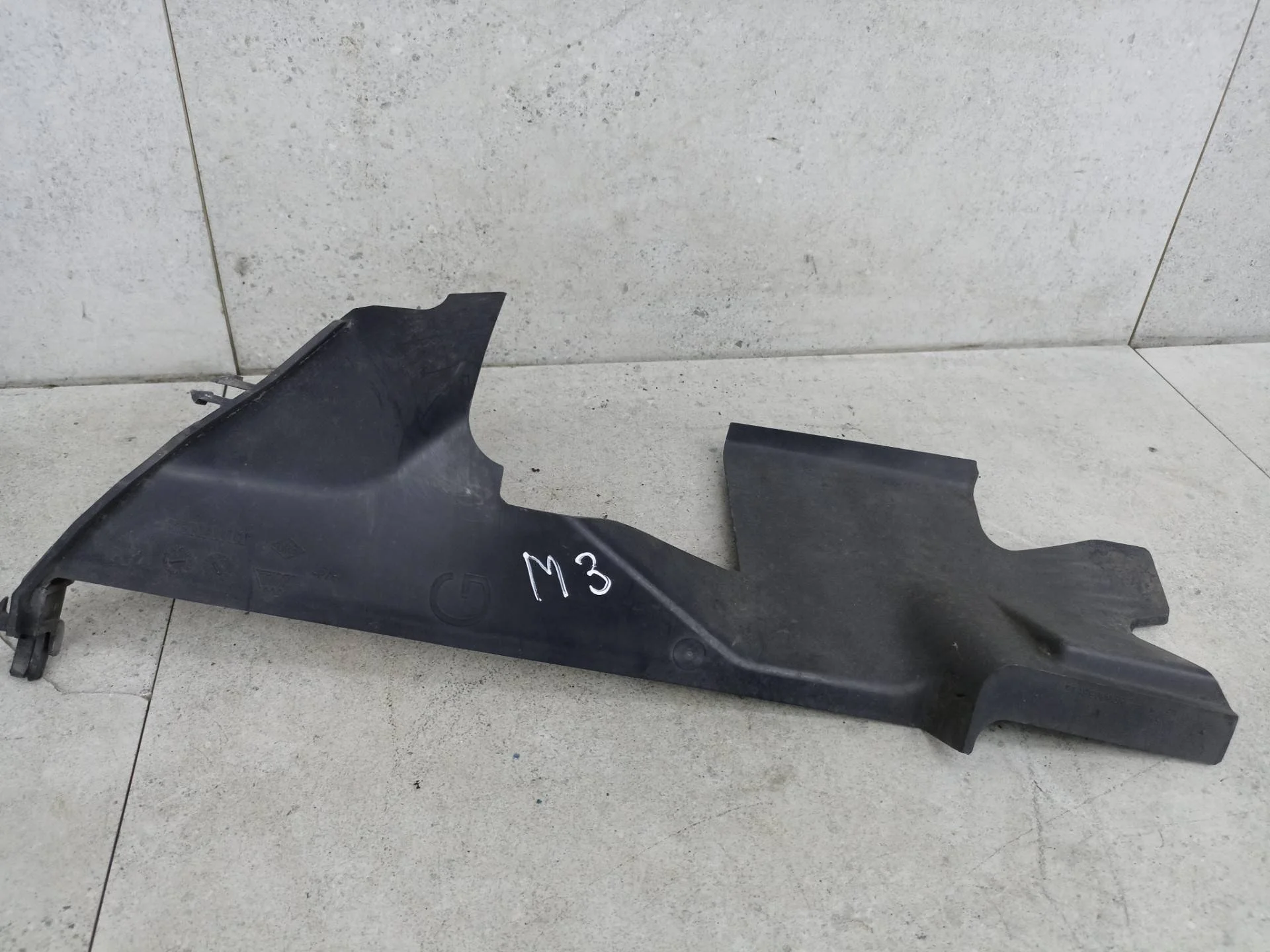 Воздуховод (дефлектор) радиатора левый Renault 3