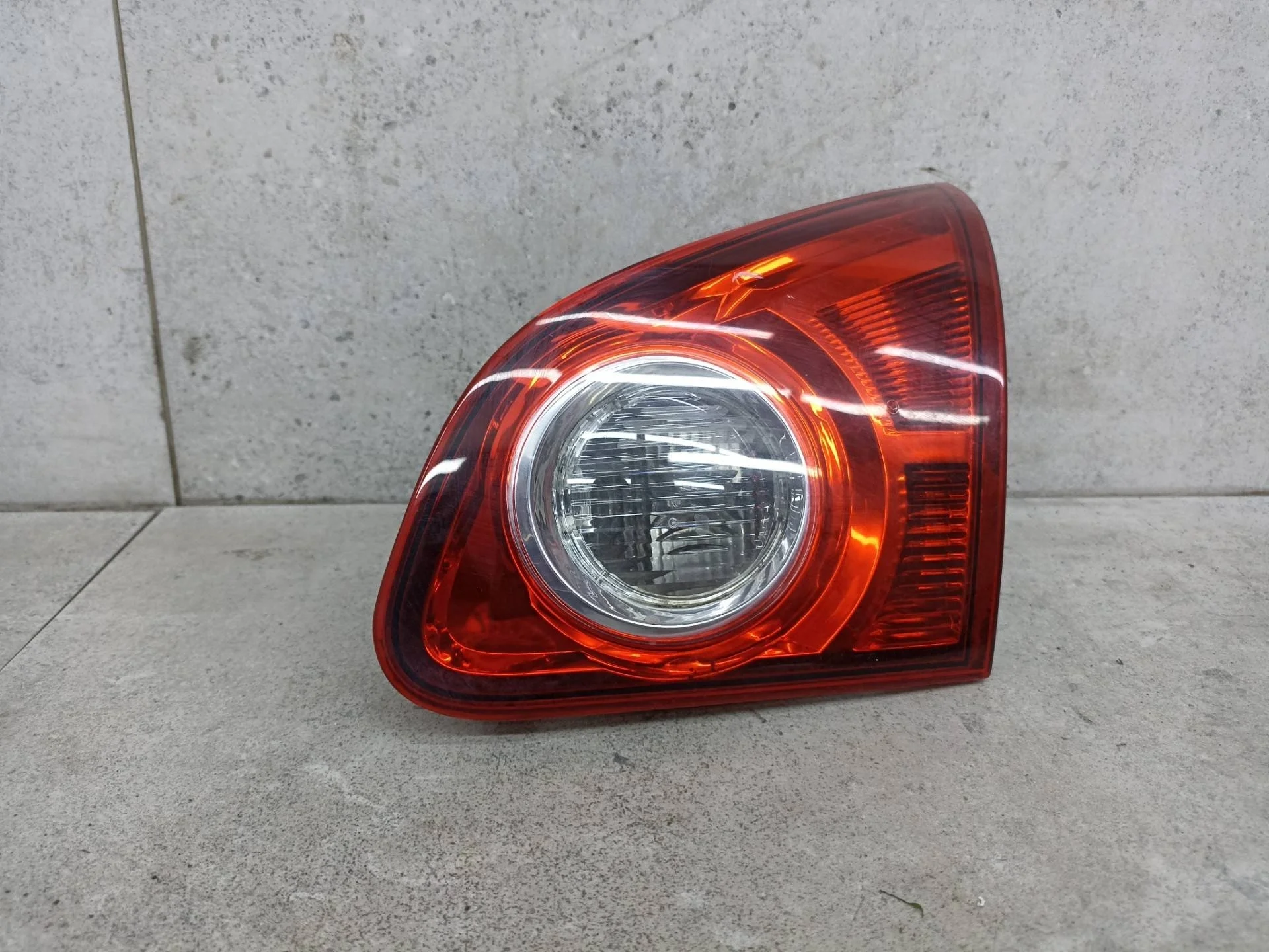 Фонарь крышки багажника правый Nissan Qashqai J10