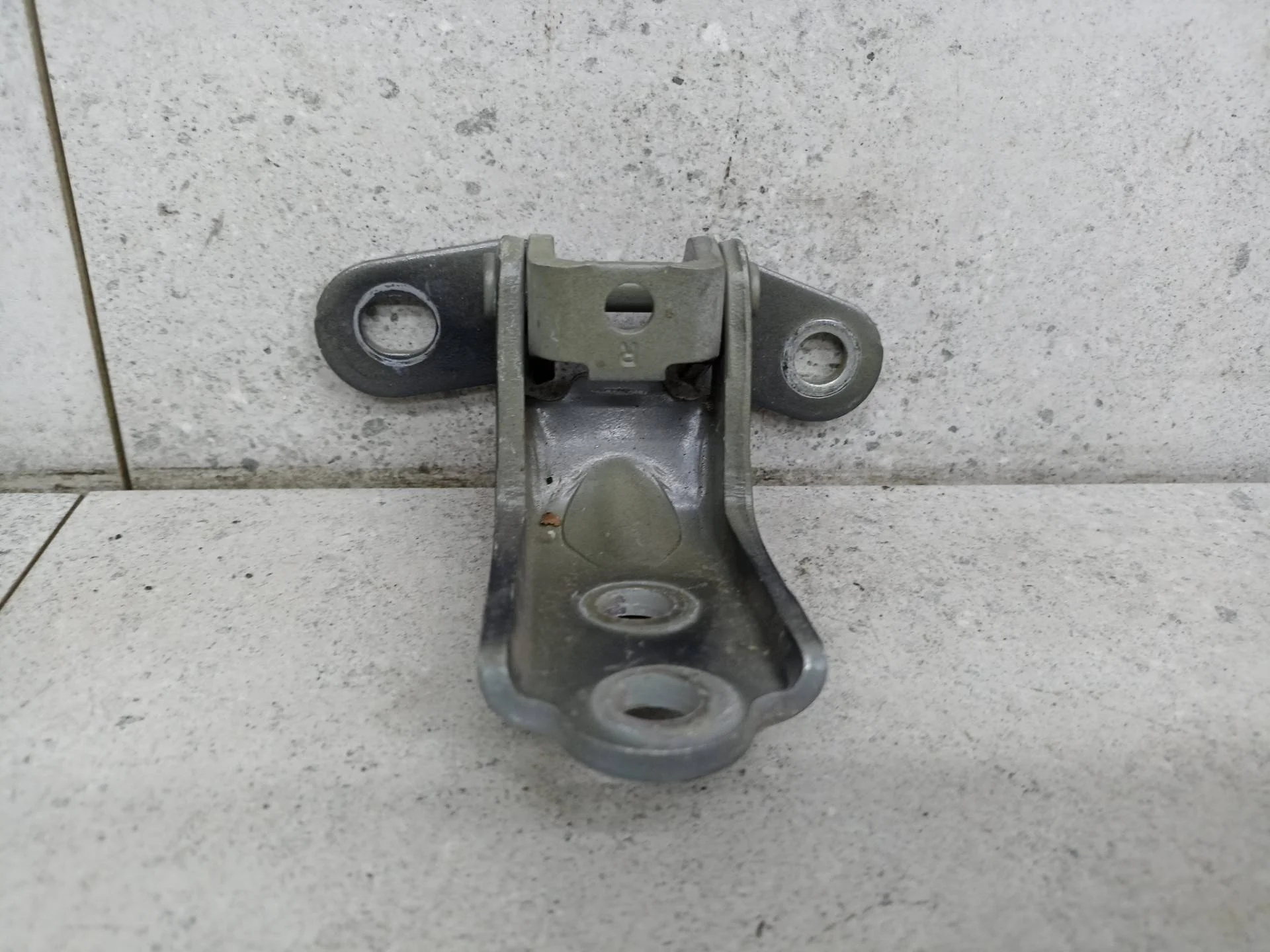 Петля двери передней правой Kia Sportage 4 рест.