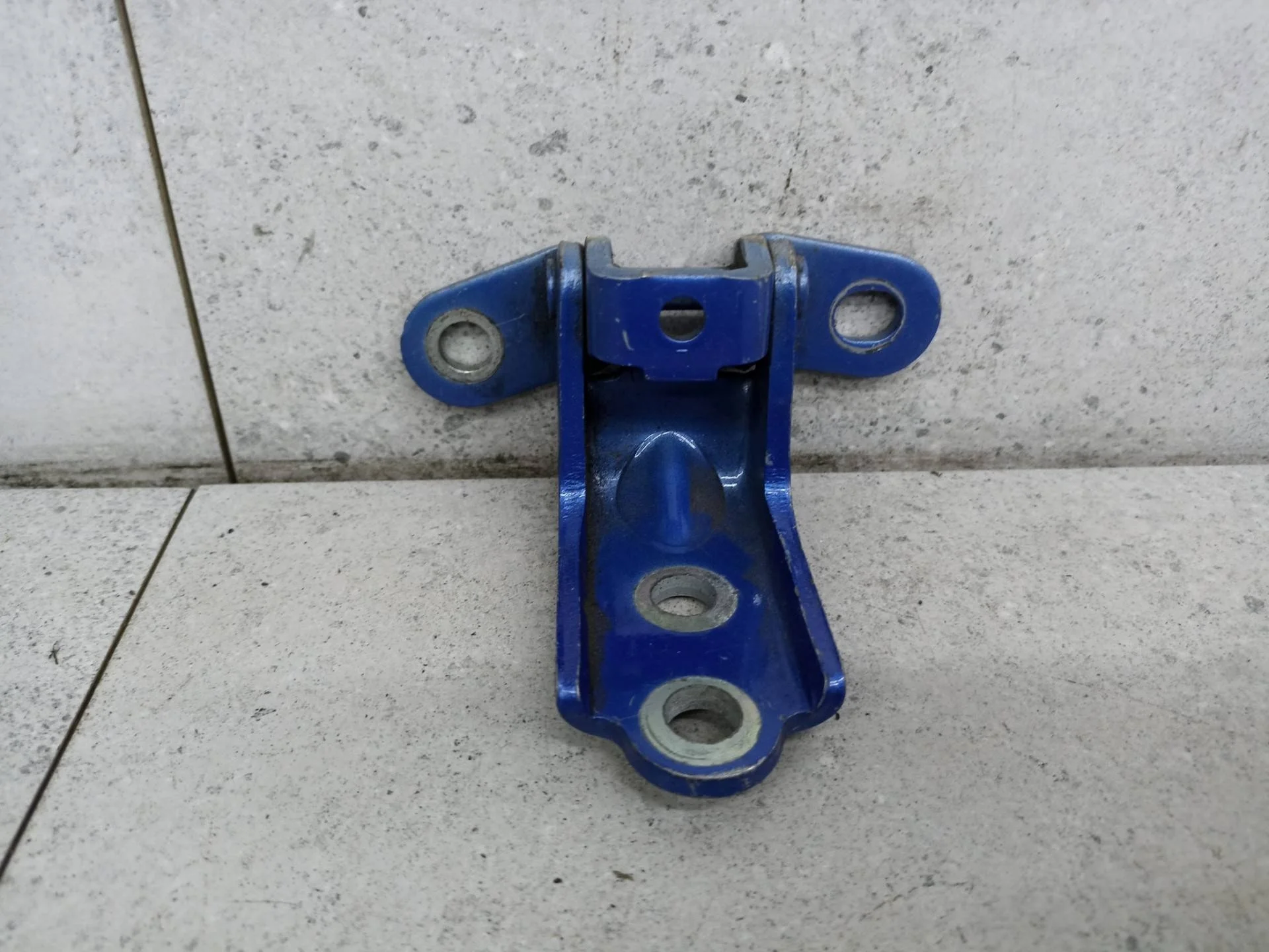 Петля двери передней левой Kia Sportage 4 рест.