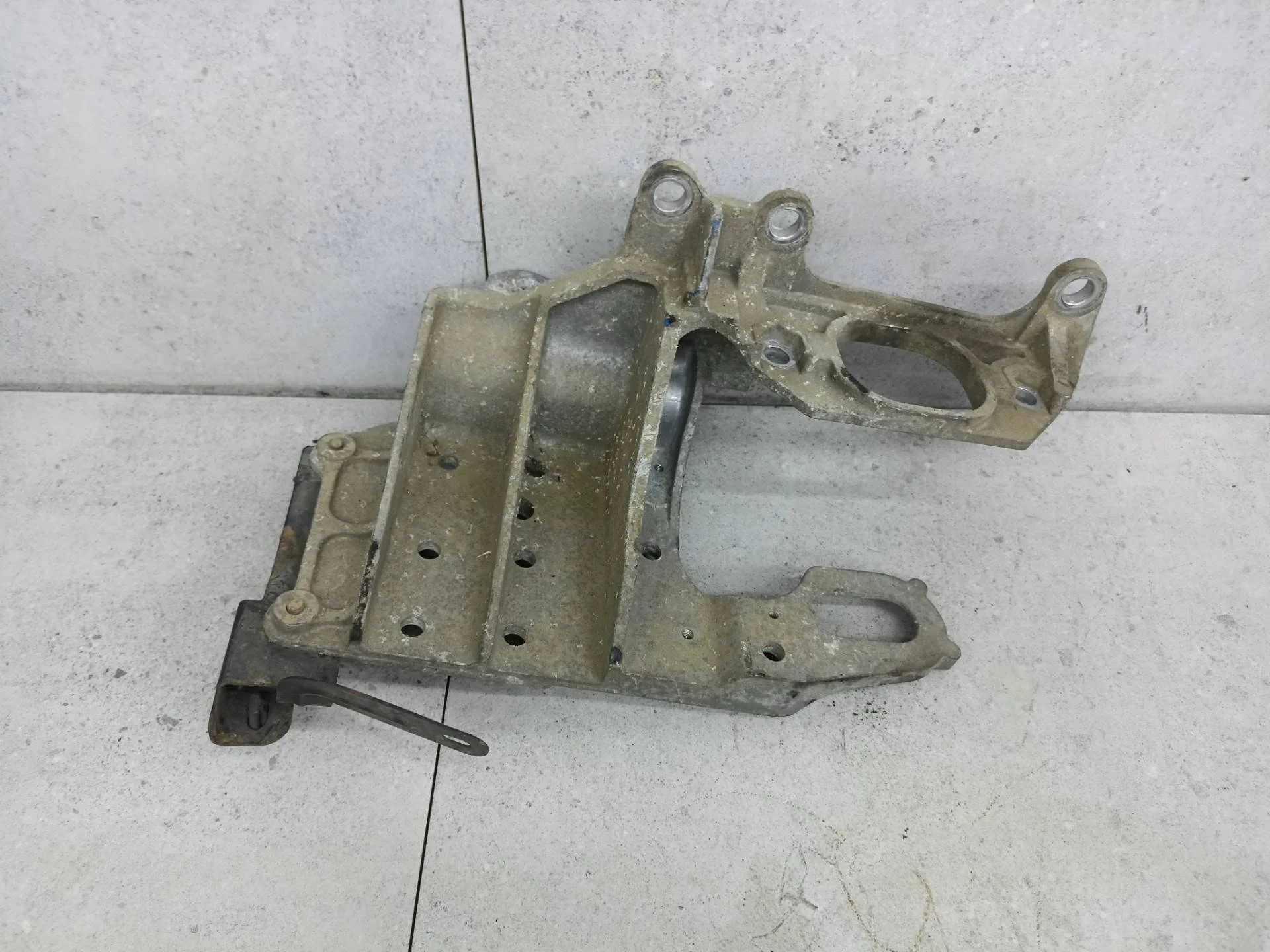 Кронштейн коробки (балка кпп) Nissan Qashqai J10