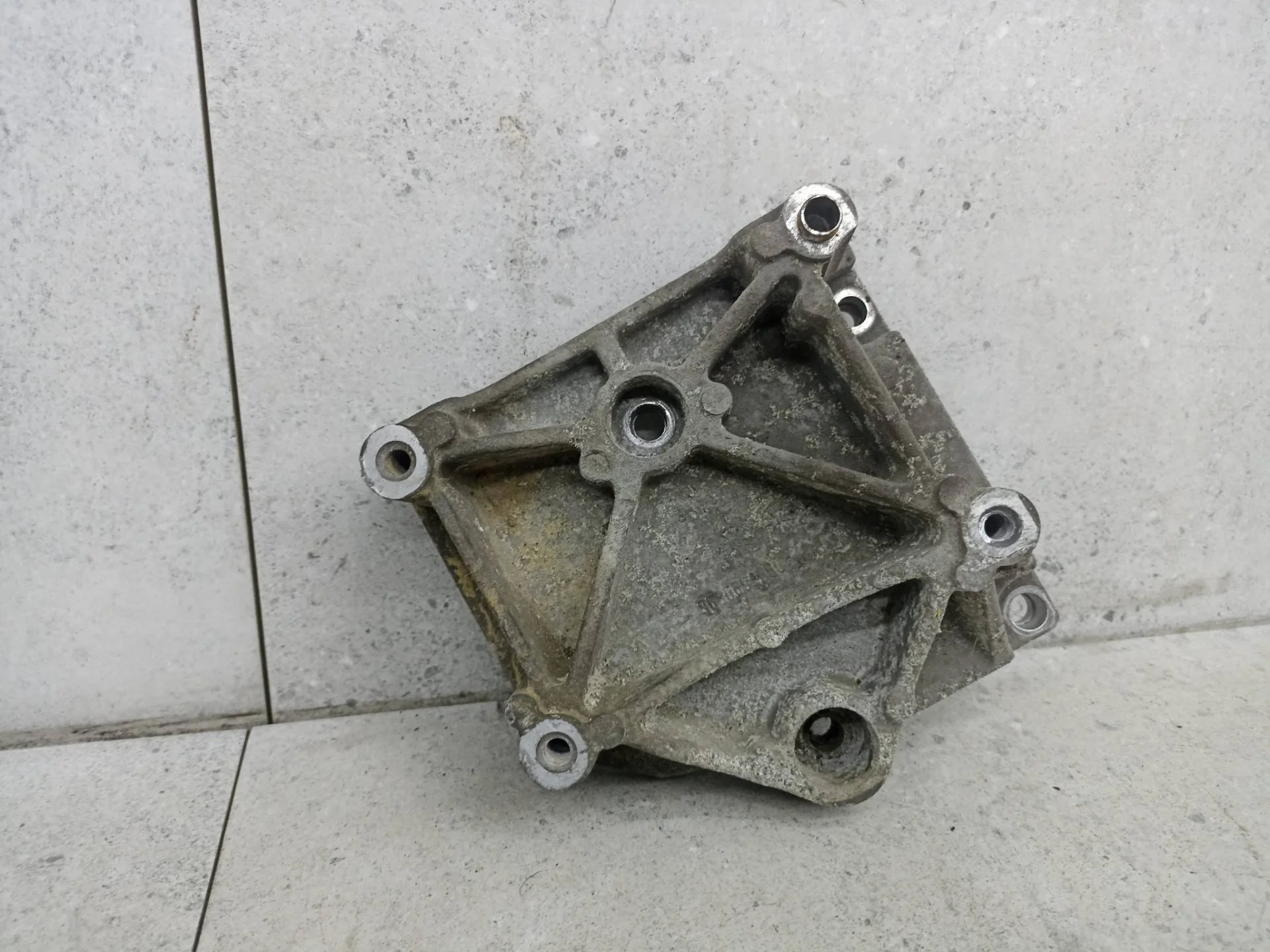 Кронштейн компрессора кондиционера Peugeot 307