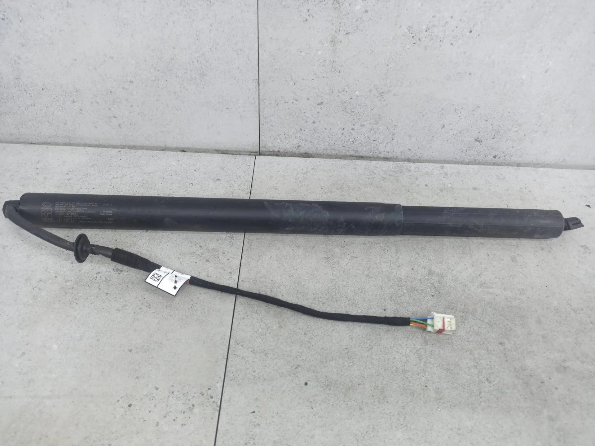 Амортизатор электрический крышки багажника правый