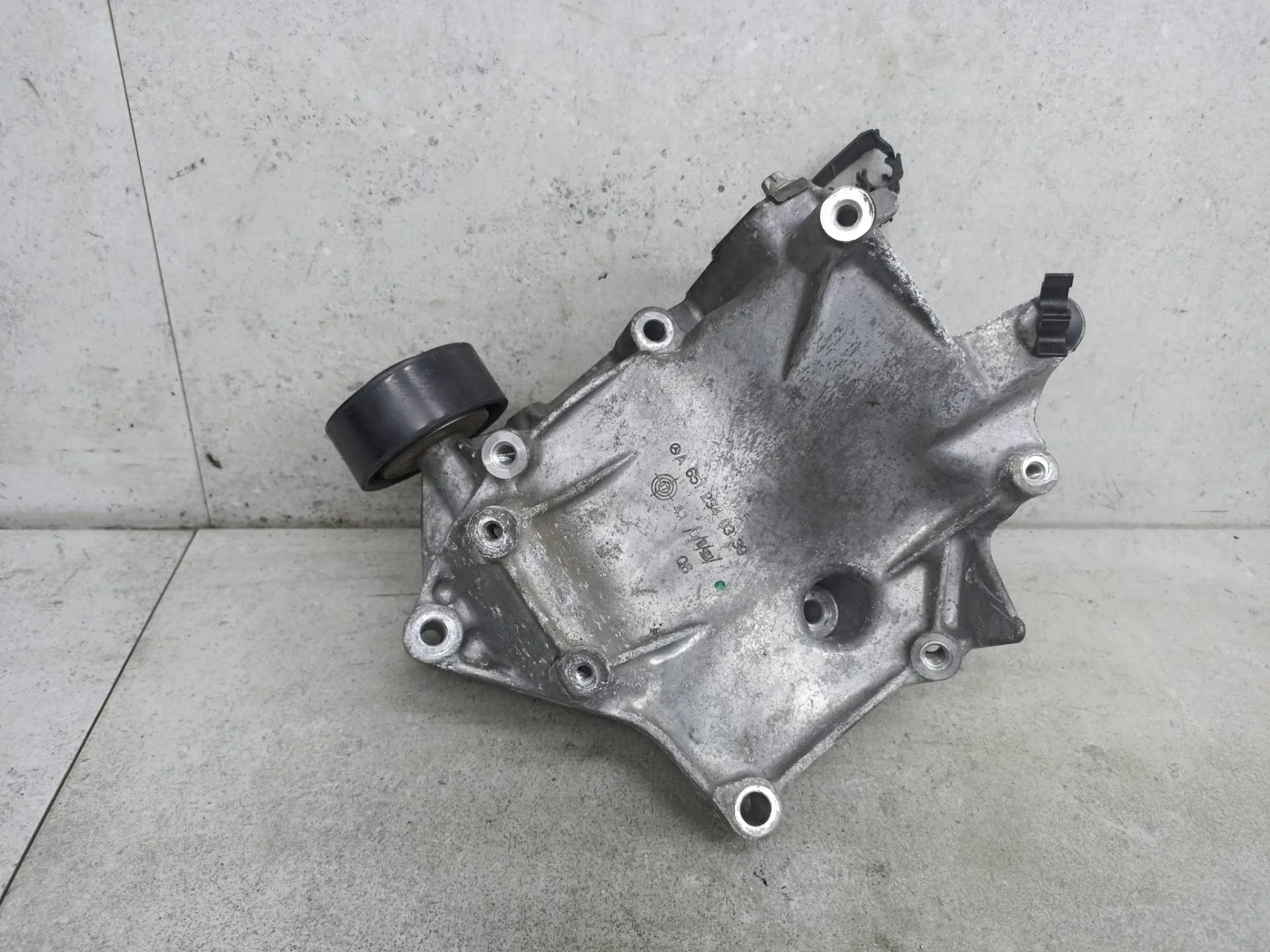 Кронштейн компрессора кондиционера Mercedes-Benz