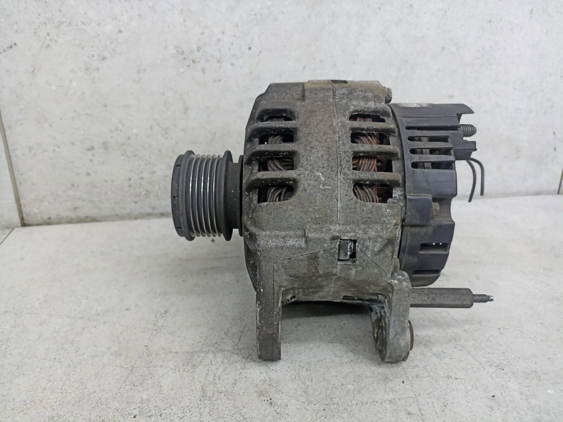 Генератор Volkswagen Golf 4 2005 038903023R