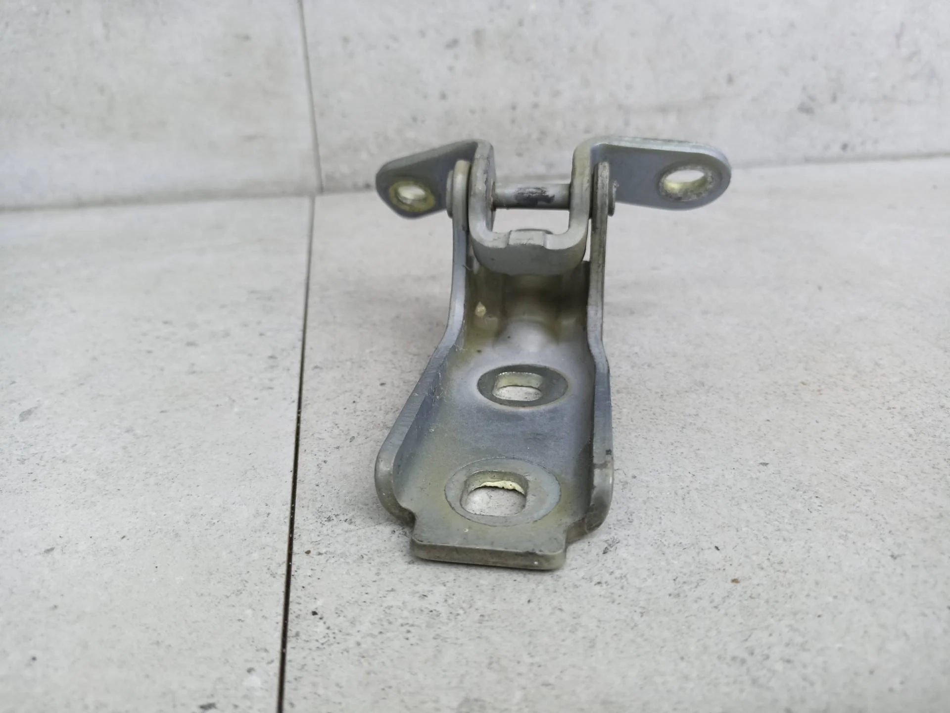 Петля двери передней левой Chevrolet Cruze 2010