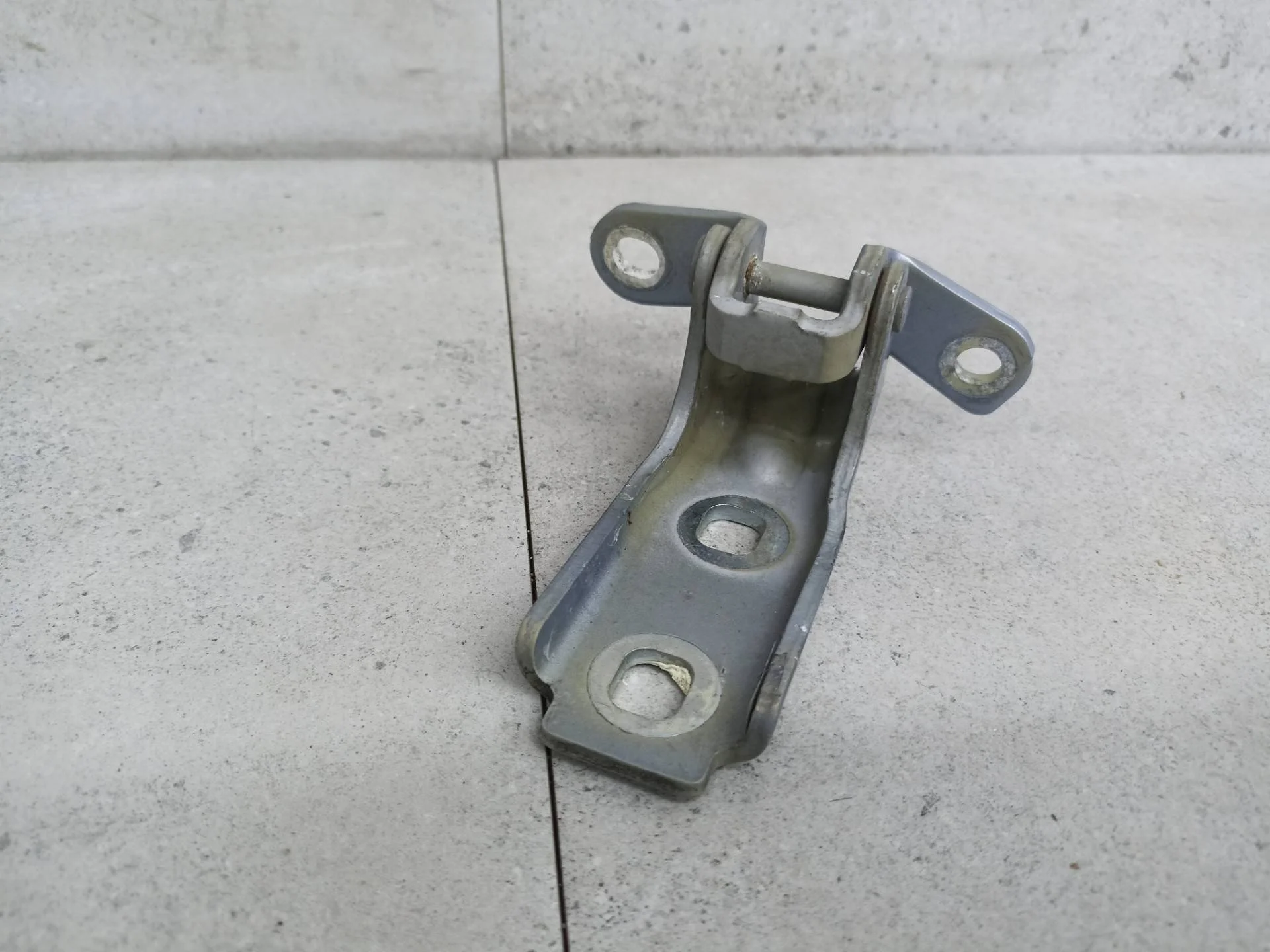 Петля двери передней левой Chevrolet Cruze 2010