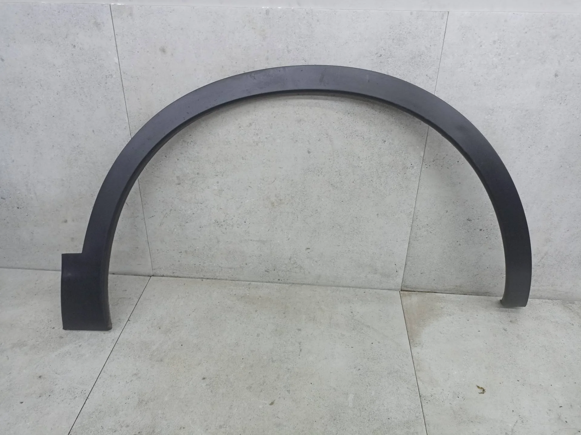 Накладка колесной арки передний правый Nissan J10