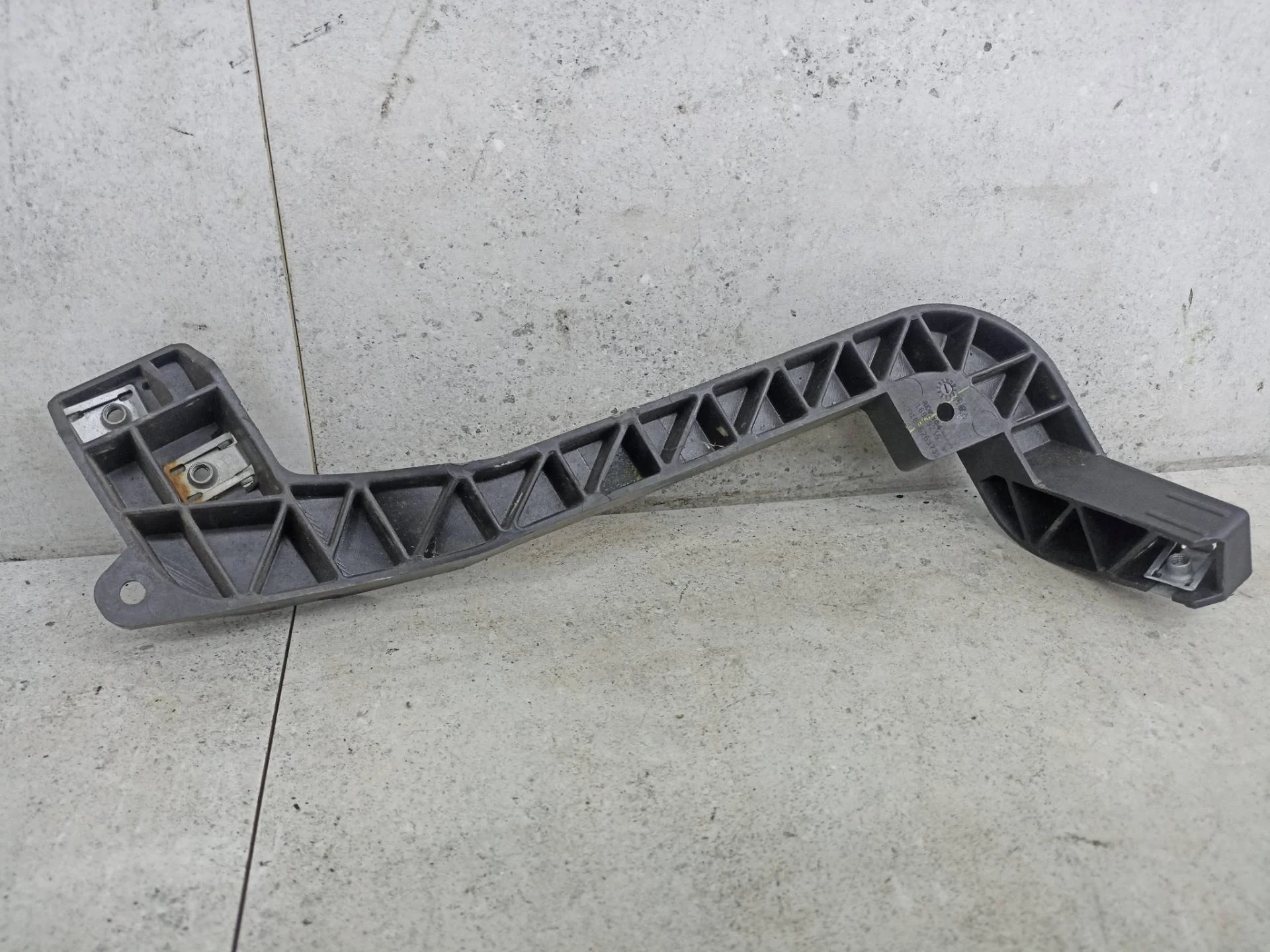 Крепление переднего бампера правое Mercedes-Benz