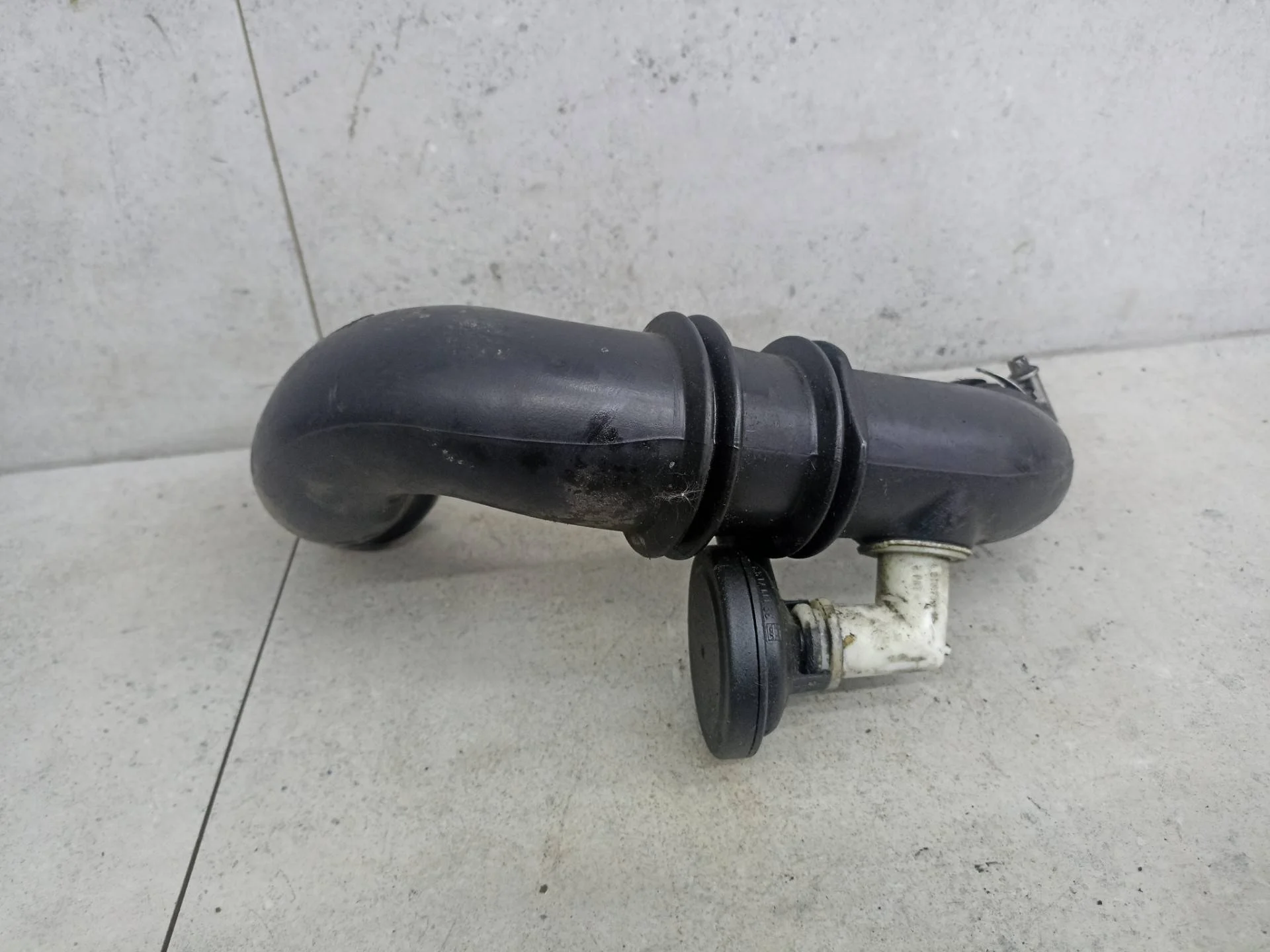 Патрубок воздушного фильтра Renault Logan 2006