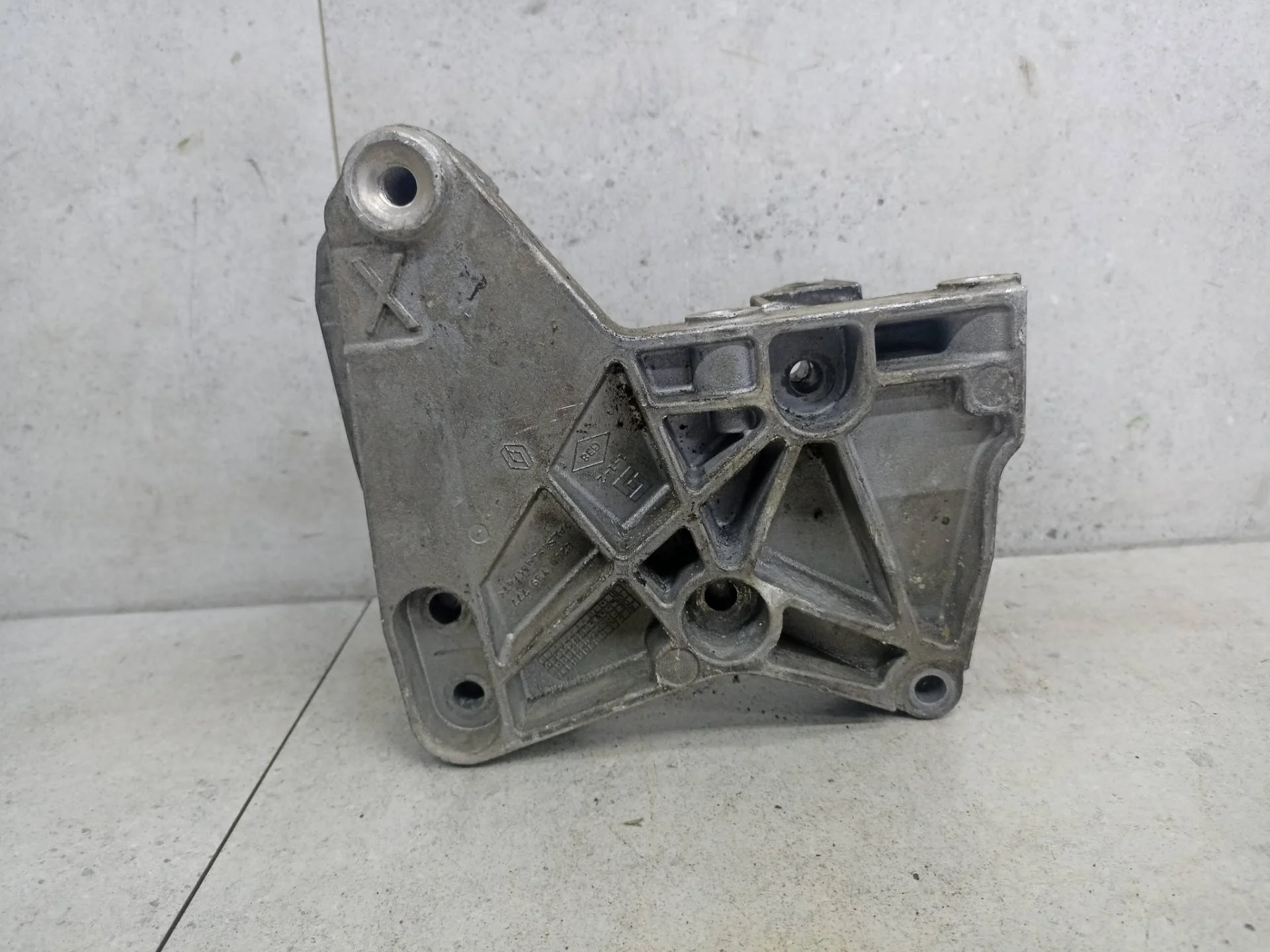 Кронштейн двигателя правый Renault Megane 3 2012