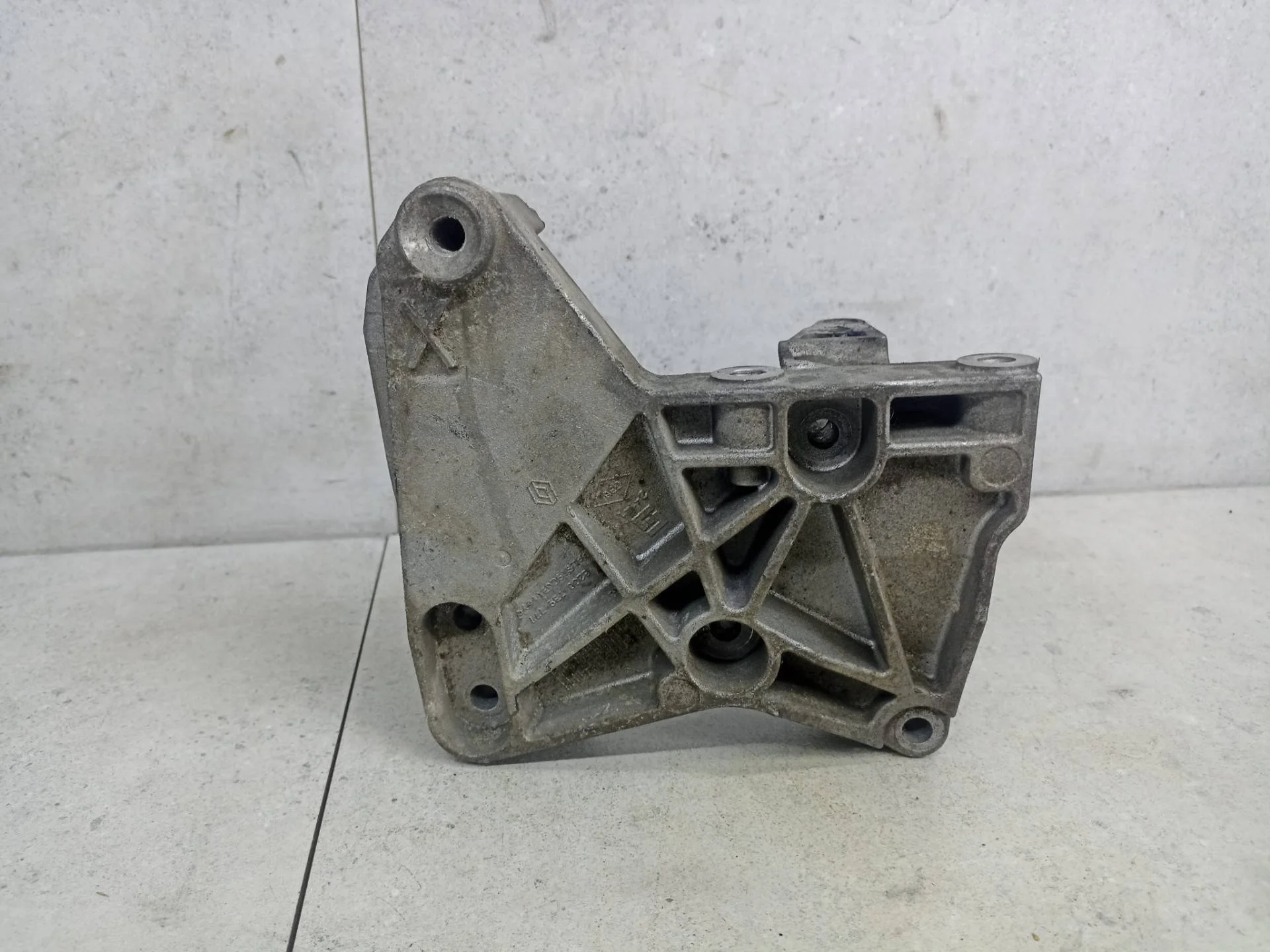 Кронштейн двигателя правый Renault Megane 3 2012