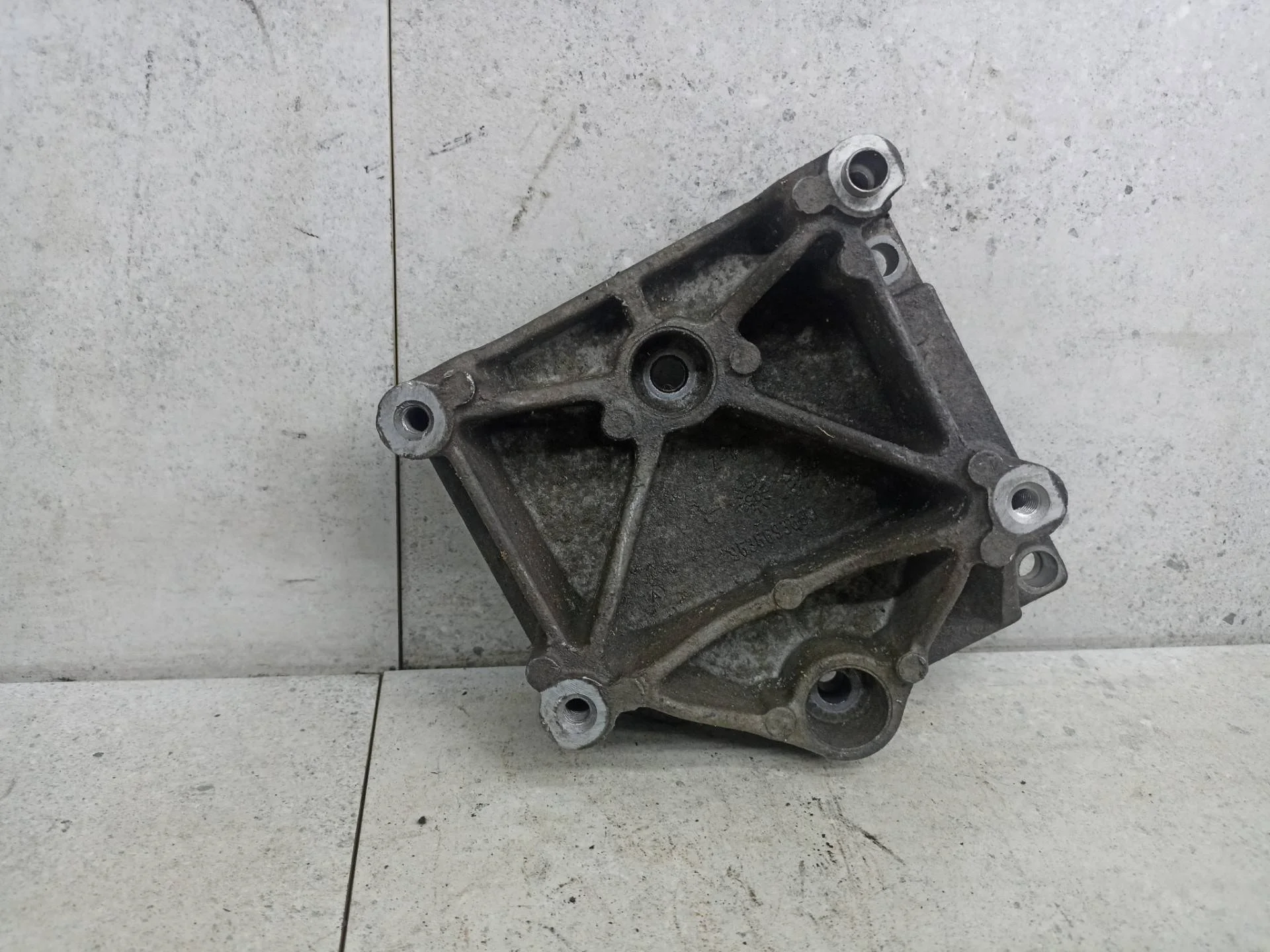 Кронштейн компрессора кондиционера Peugeot 307