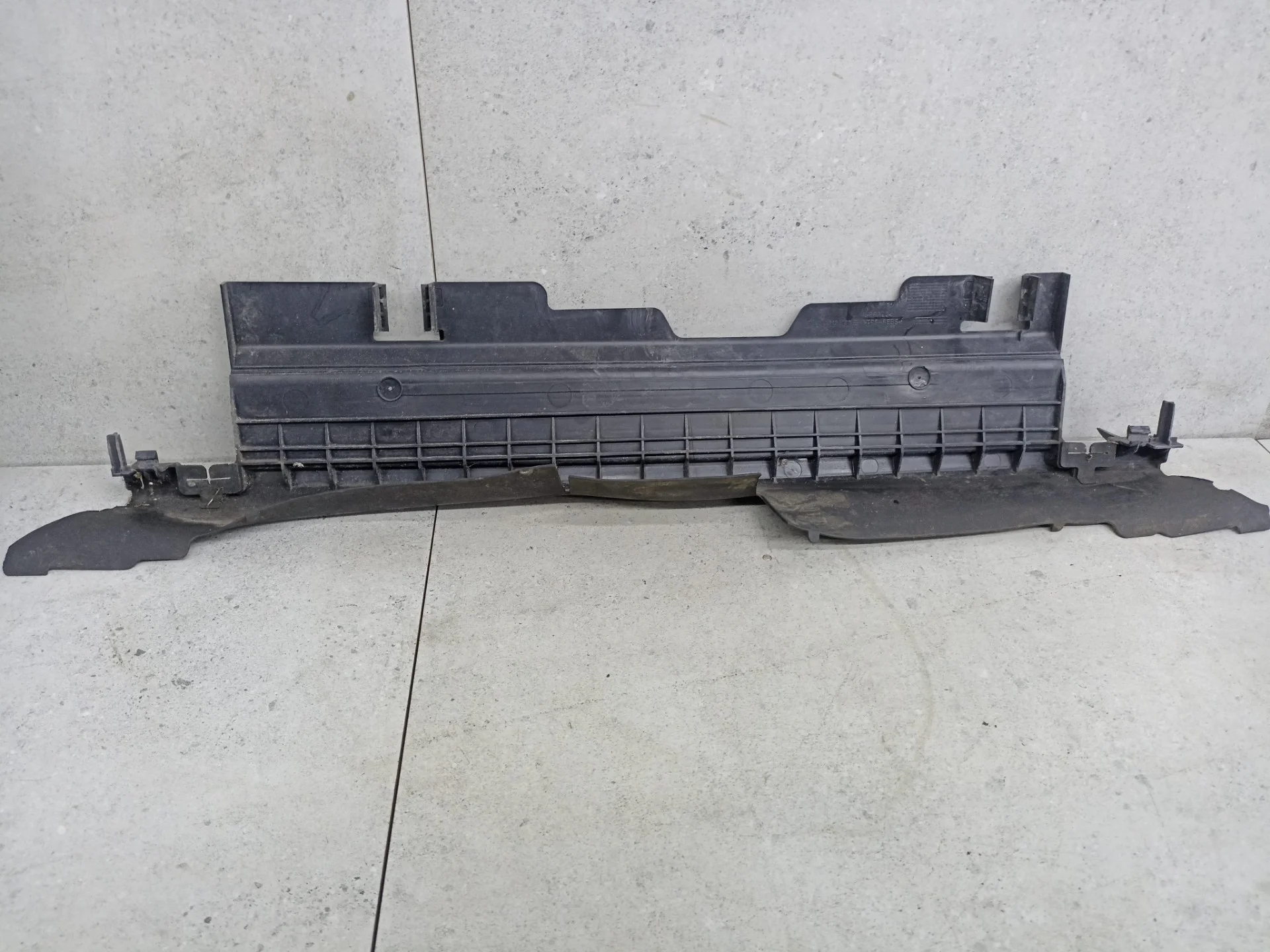 Воздуховод (дефлектор) радиатора нижний