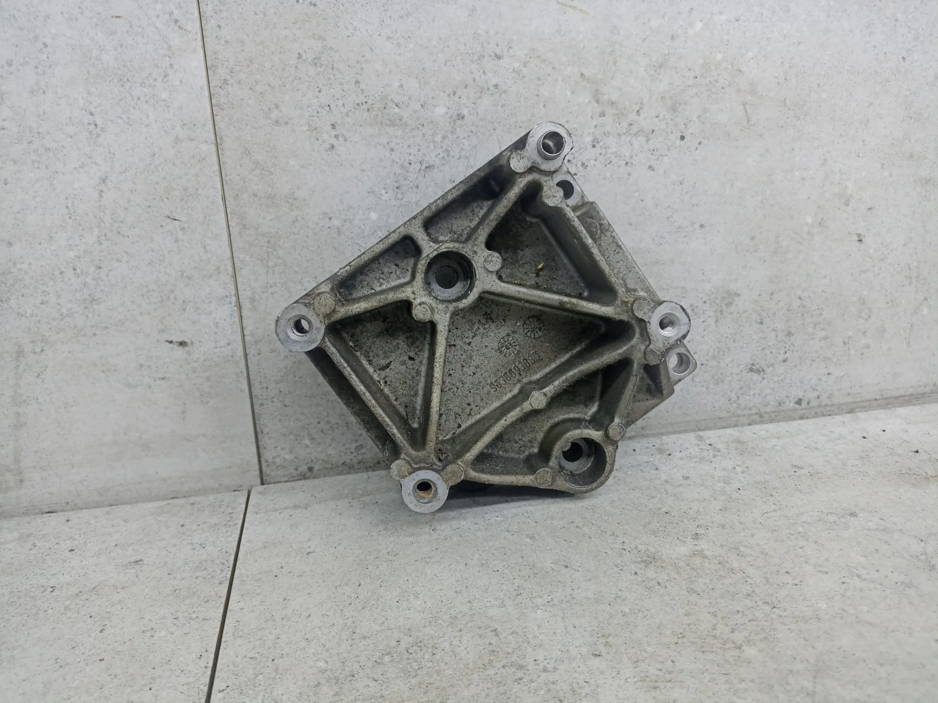 Кронштейн компрессора кондиционера Peugeot 307