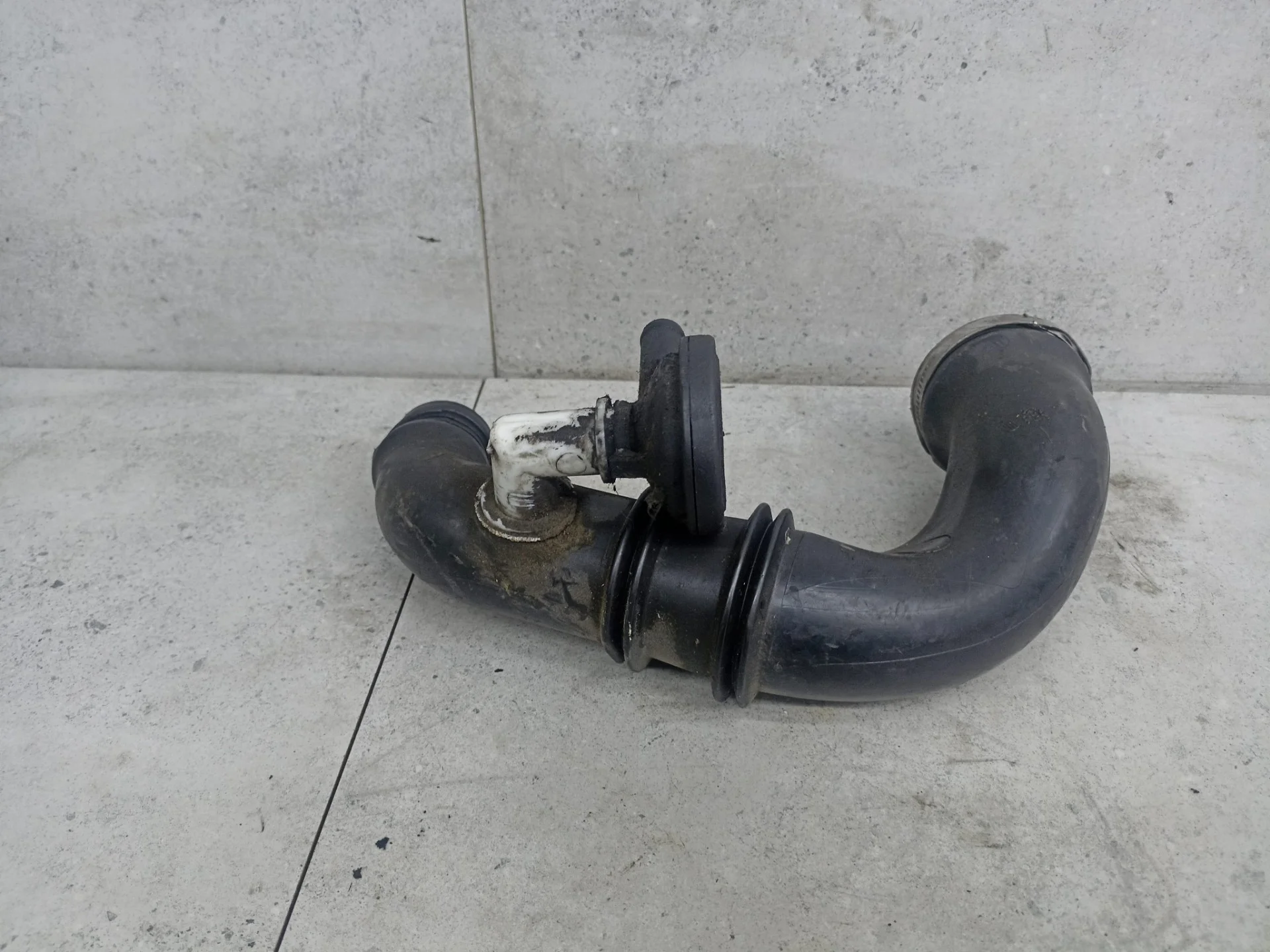 Патрубок воздушного фильтра Renault Logan 2006