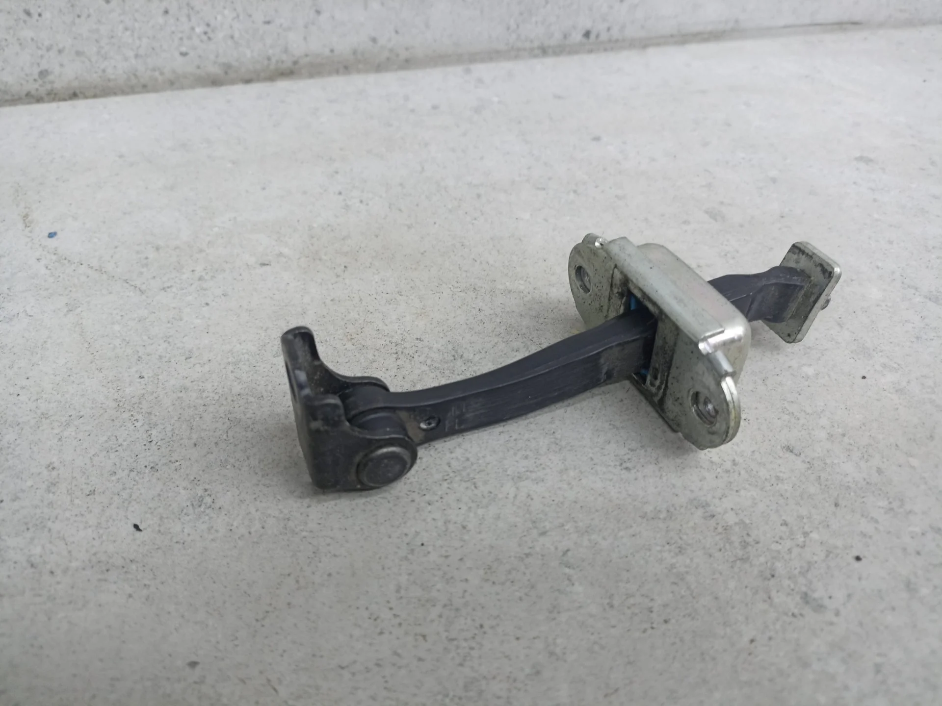 Ограничитель открывания двери передней левой