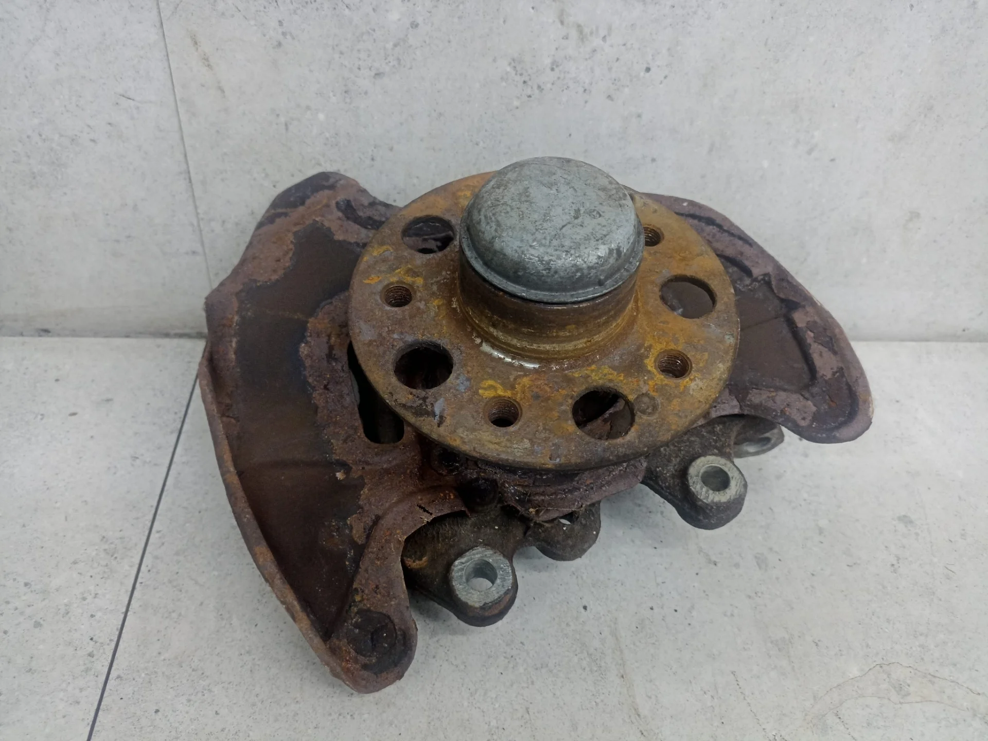 Кулак передний левый Mercedes-Benz C W204 2010