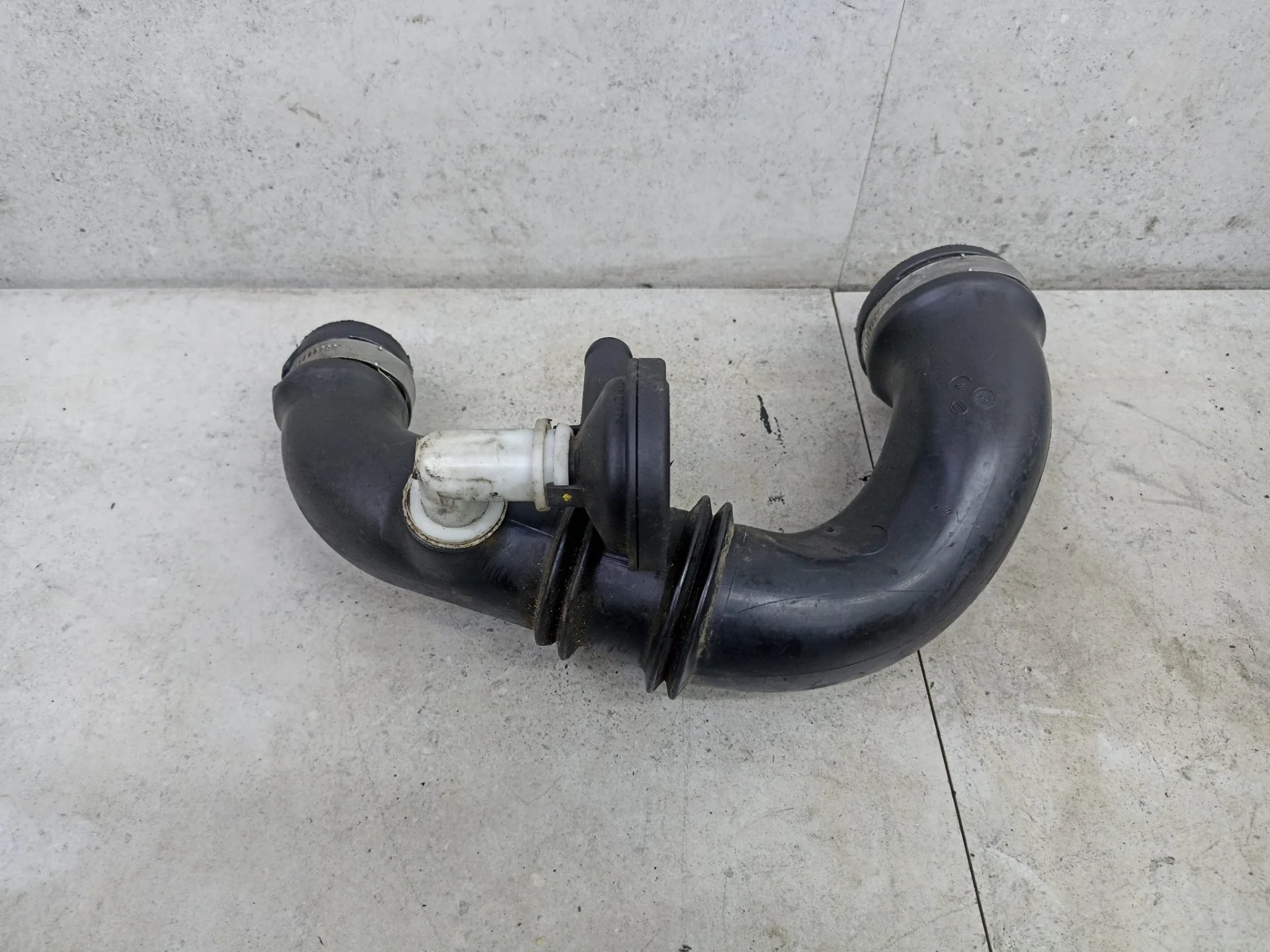 Патрубок воздушного фильтра Renault Logan 2006