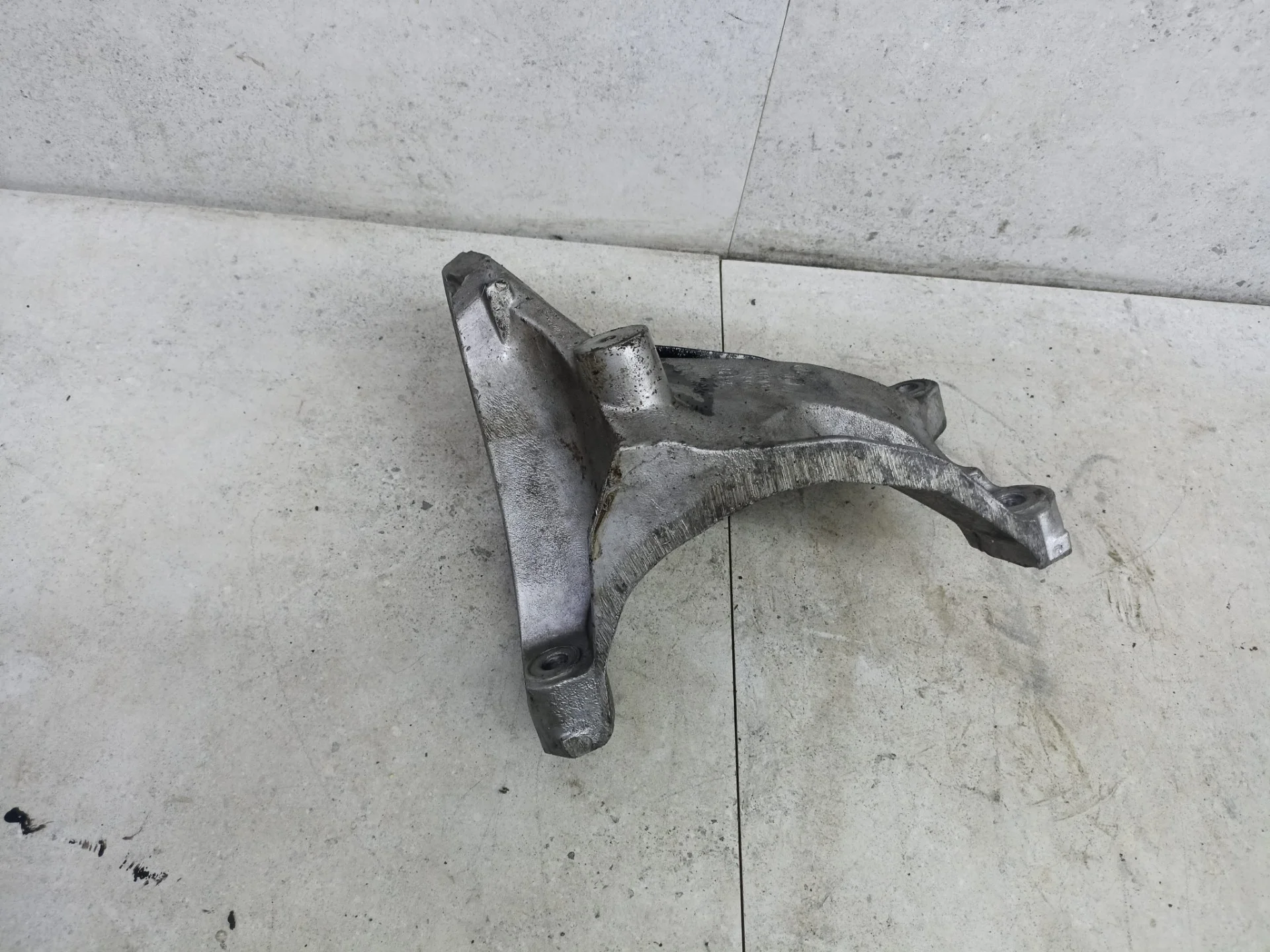 Кронштейн двигателя правый Volkswagen Touareg 2